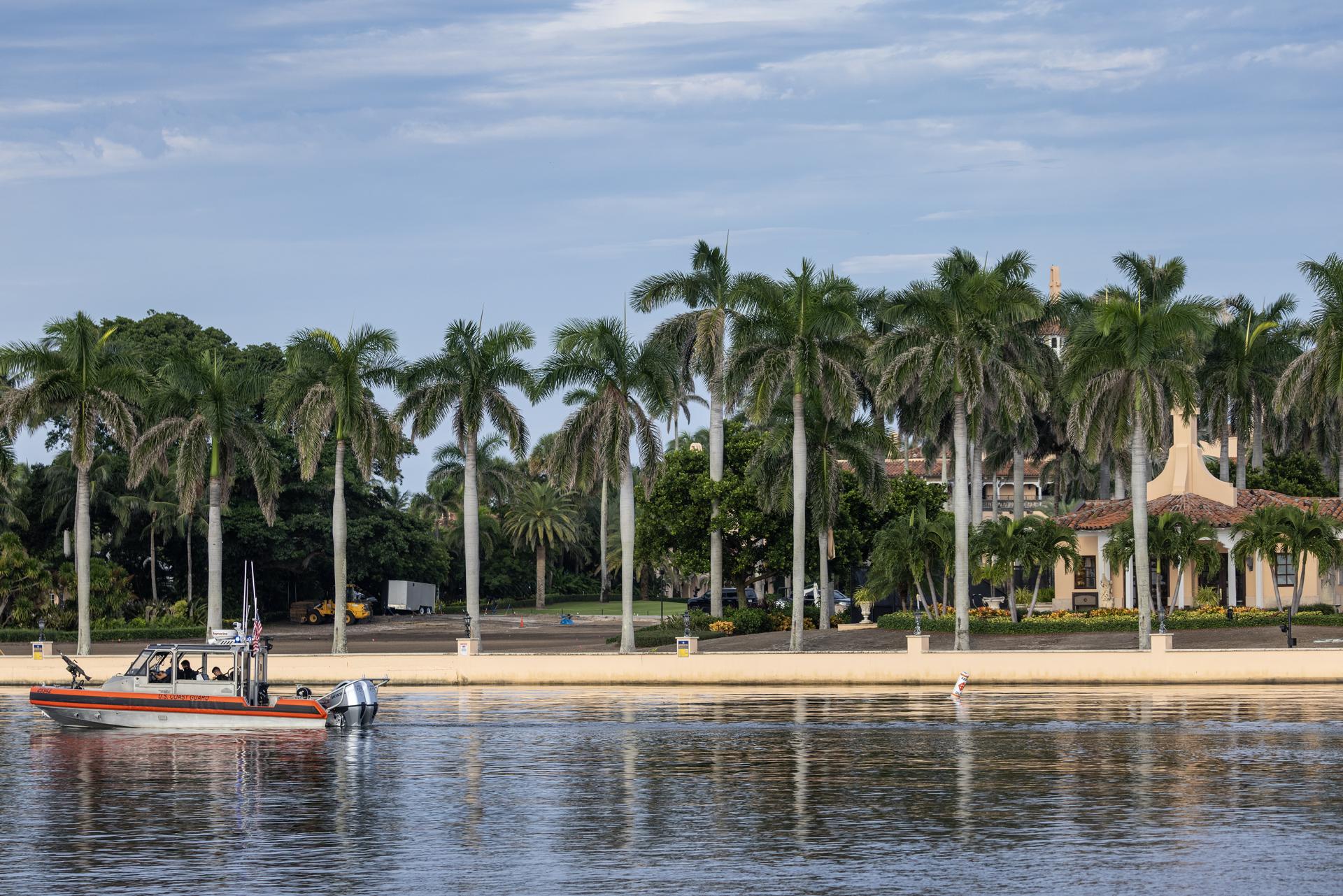Imagen de archivo de la zona costera del club Mar a Lago del presidente Donald Trump en West Palm Beach, Florida, EE. UU. EFE/EPA/CRISTOBAL HERRERA-ULASHKEVICH