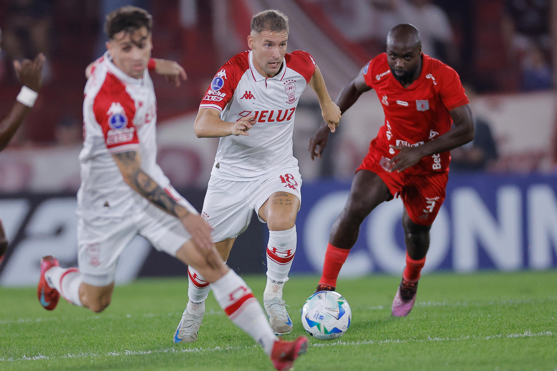 Matko Miljevic (c) de Huracán disputa el balón con Éder Álvarez (d) de América en un partido de la fase de grupos de la Copa Sudamericana. EFE/ Juan Ignacio Roncoroni