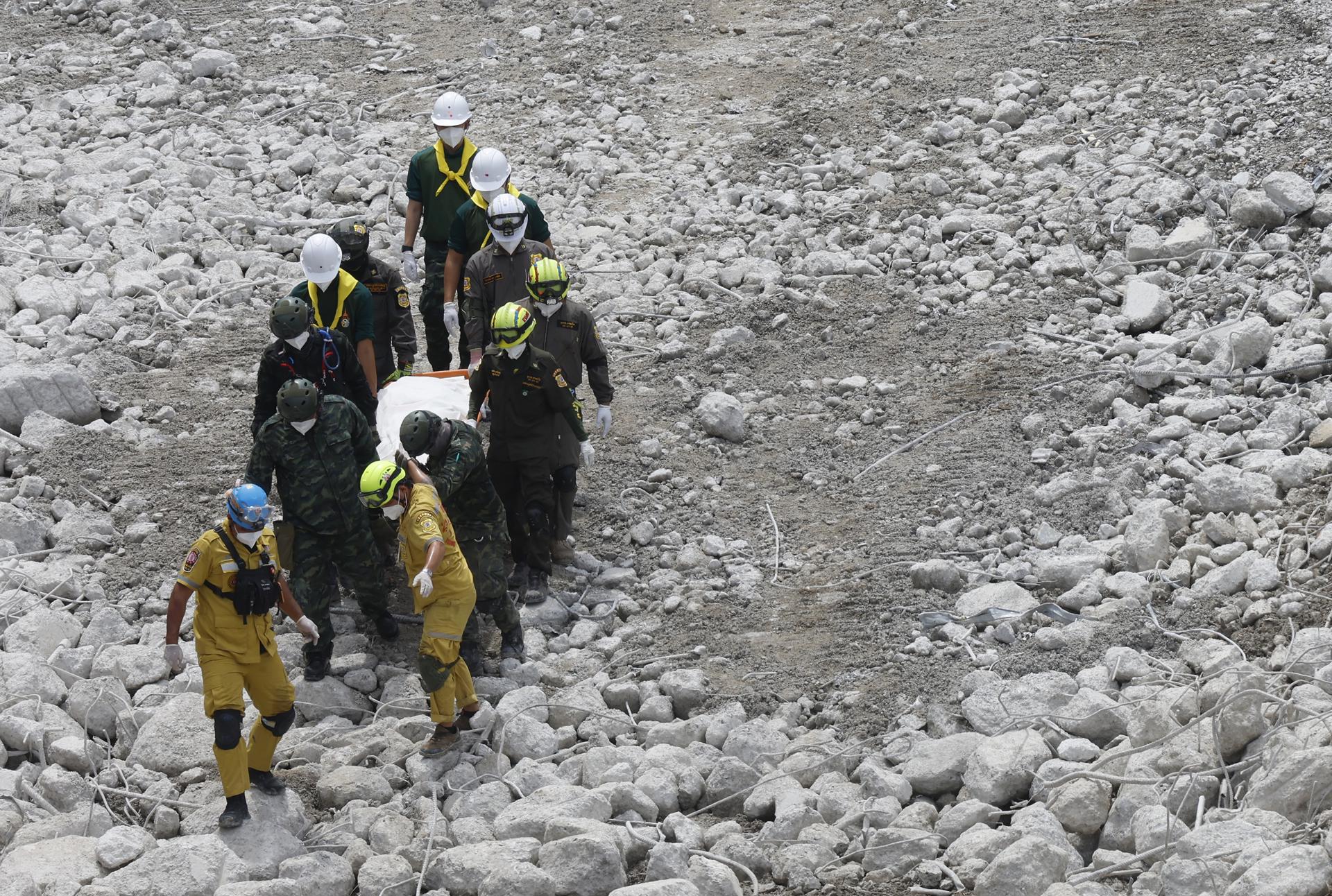 BANGKOK (Thailand), 12/04/2025.- Un grupo de bomberos transporta un cuerpo hallado entre las ruinas de una torre desplomada en Bangkok tras el terremoto en la vecina Birmania. (Terremoto/sismo, Birmania, Tailandia) EFE/EPA/NARONG SANGNAK EPA-EFE/NARONG SANGNAK