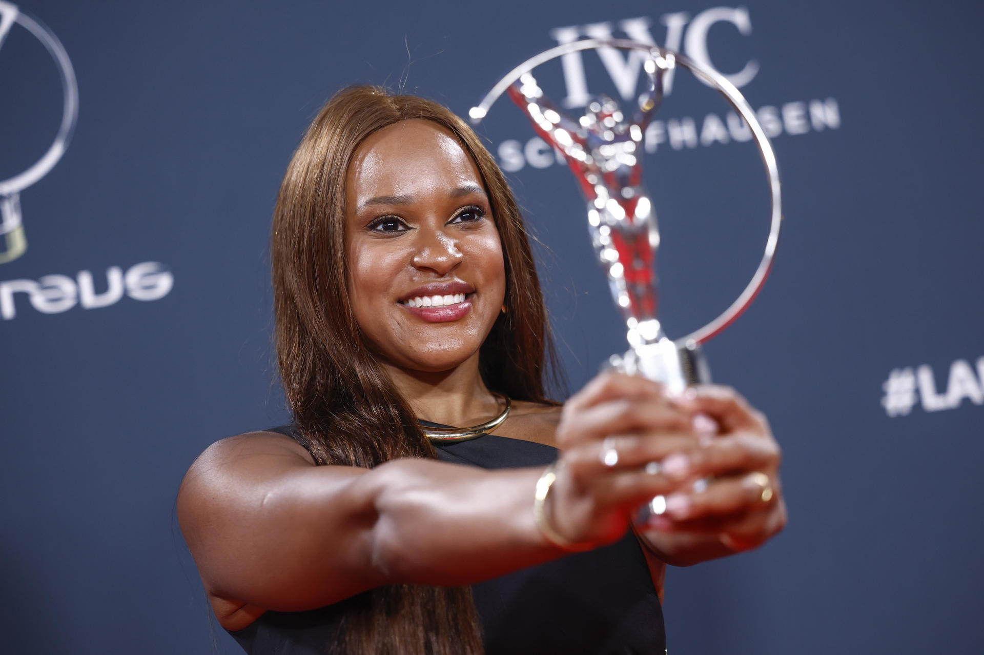 La gimnasta brasileña Rebeca Andrade posa con su galardón "Reaparición del año" durante la ceremonia de entrega de los Premios Laureus que se celebra hoy lunes en Madrid. EFE/ Daniel González.