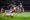 El jugador del Real Madrid Eduardo Camavinga ante Jurrien Timber, del Arsenal (frontal), durante el partido de ida de cuartos de la UEFA Champions League que han jugado Arsenal FC y Real Madrid en Londres, Reino Unido. EFE/EPA/TOLGA AKMEN