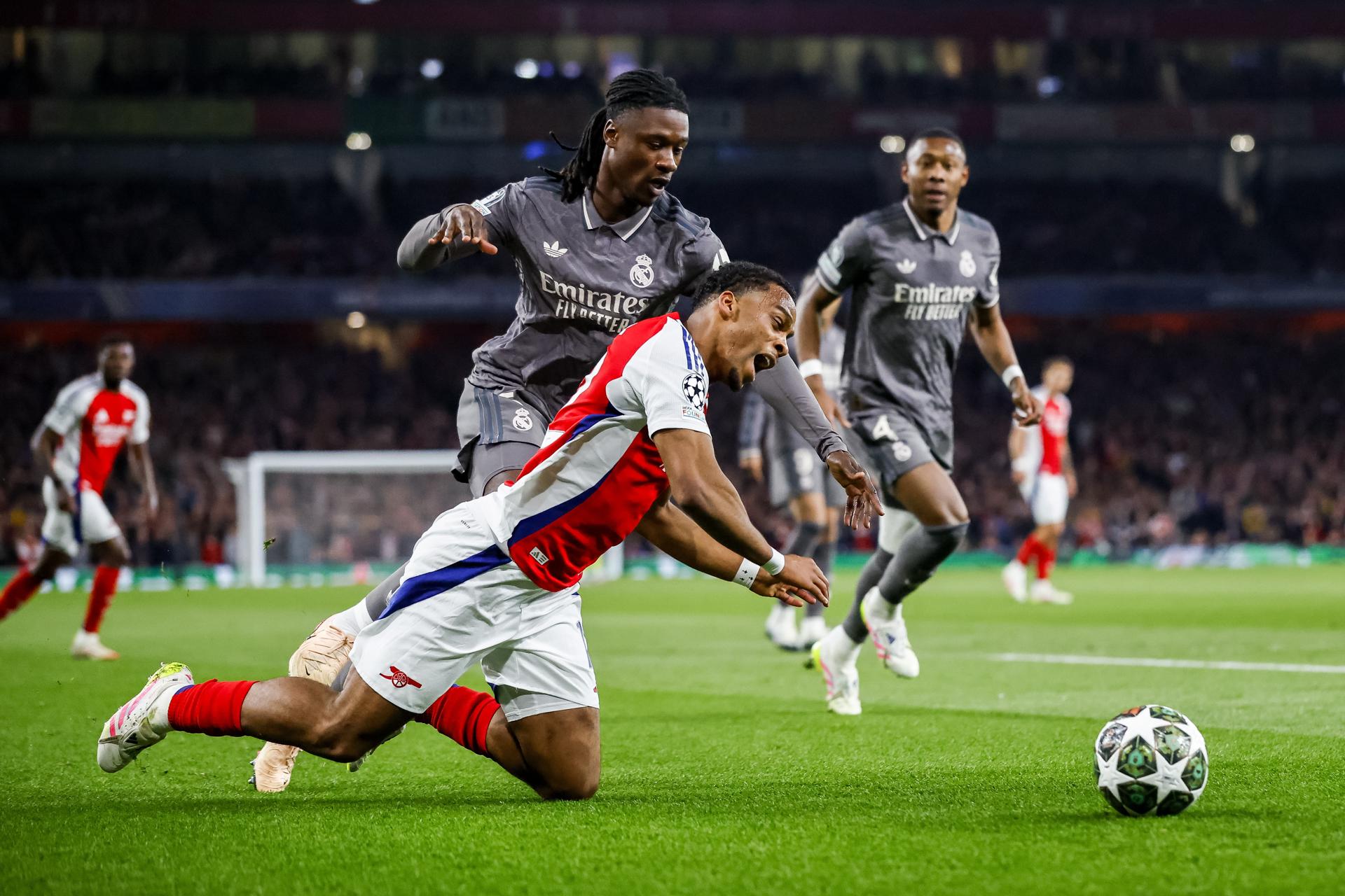El jugador del Real Madrid Eduardo Camavinga ante Jurrien Timber, del Arsenal (frontal), durante el partido de ida de cuartos de la UEFA Champions League que han jugado Arsenal FC y Real Madrid en Londres, Reino Unido. EFE/EPA/TOLGA AKMEN