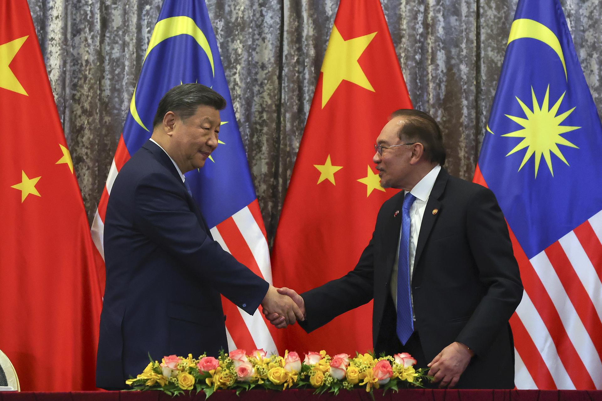 KUALA LUMPUR (Malaysia), 16/04/2025.- Chinese President Xi Jinping (L) and Malaysian Prime Minister Anwar Ibrahim (R) shake hands after witnessing an agreement exchange ceremony at the prime minister’s official residence in Putrajaya, outside Kuala Lumpur, Malaysia, 16 April 2025. Xi is in Malaysia for a three-day state visit from 15 to 17 April 2025.  (Malasia) EFE/EPA/FAZRY ISMAIL / POOL