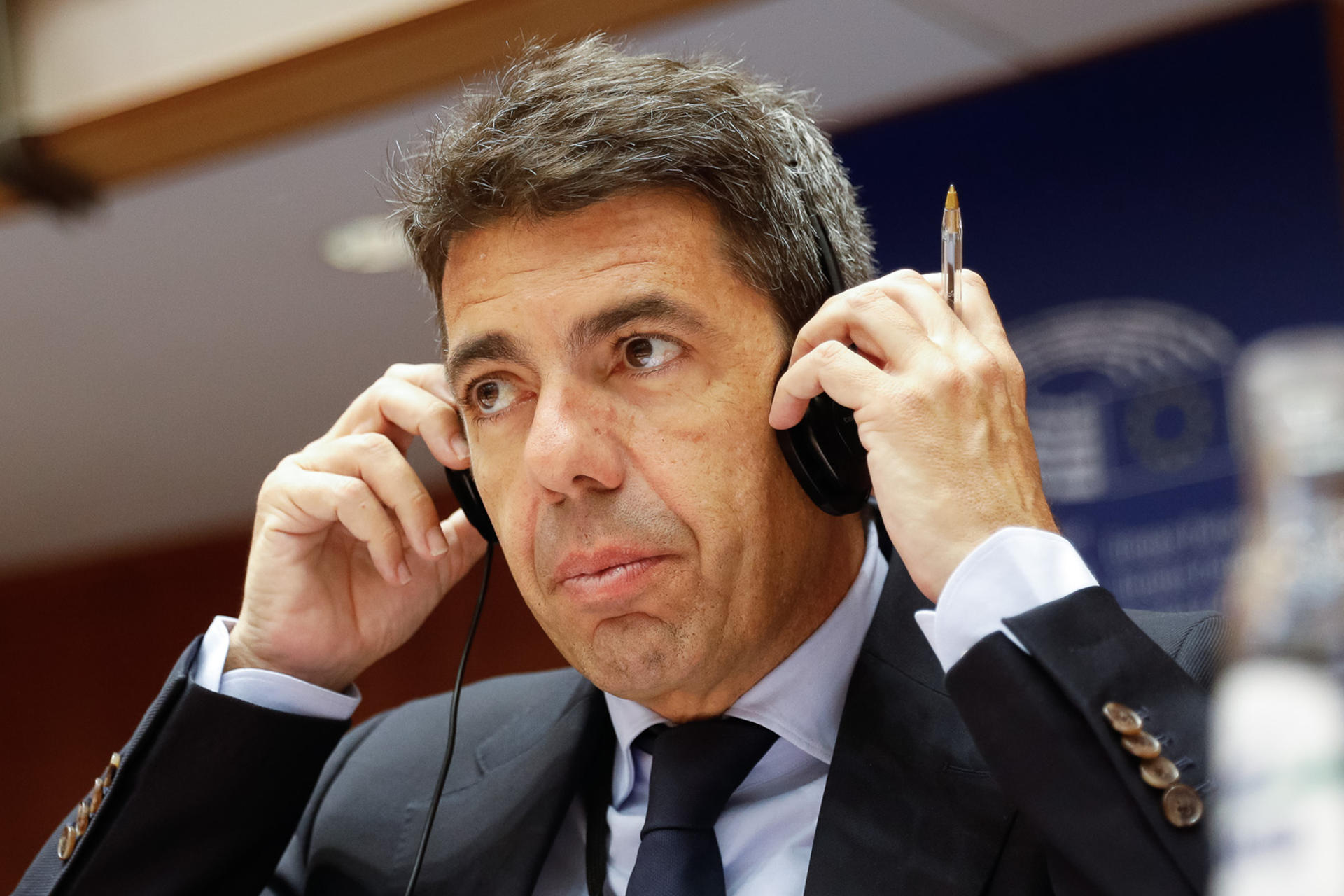 El president de la Generalitat Valenciana, Carlos Mazón durante un pleno en el Comité Europeo de las Regiones (CdR) celebrado este jueves en Bruselas donde ha pedido a la Unión Europea (UE) "acciones firmes" contra los aranceles anunciados por el presidente de Estados Unidos, Donald Trump. 
EFE/ Quentín Bruno