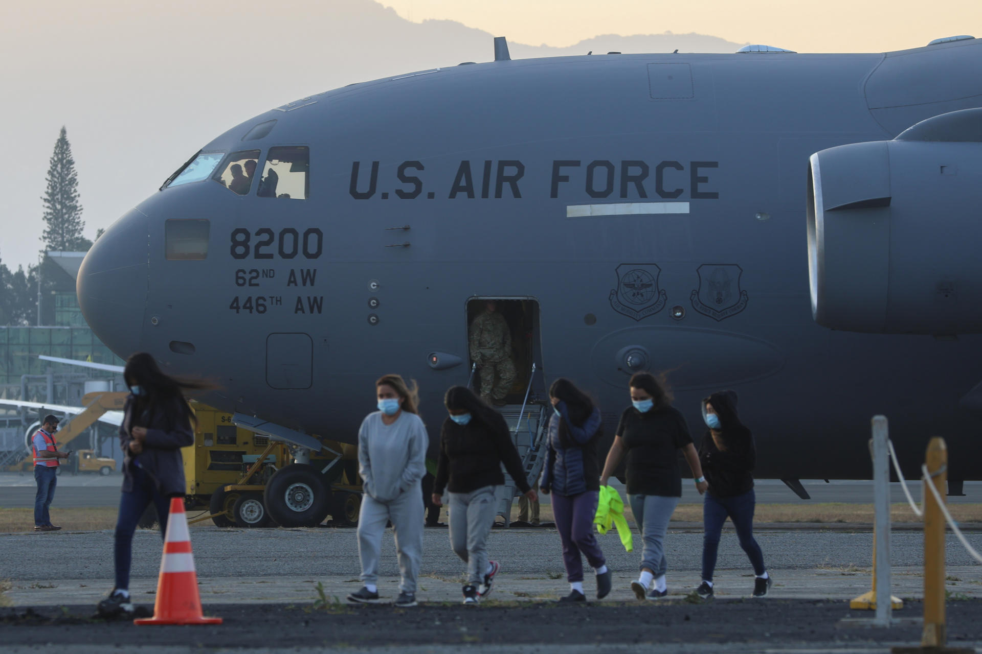 Fotografía de archivo del 30 de enero de 2025 de un avión de la Fuerza Aérea de los Estados Unidos en el cual llegaron 80 guatemaltecos deportados a Ciudad de Guatemala (Guatemala). EFE/ Mariano Macz