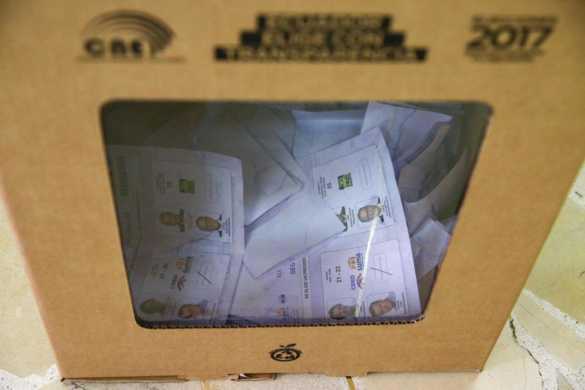 Fotografía de archivo en donde se ve una urna electoral en Ecuador. EFE/José Jácome