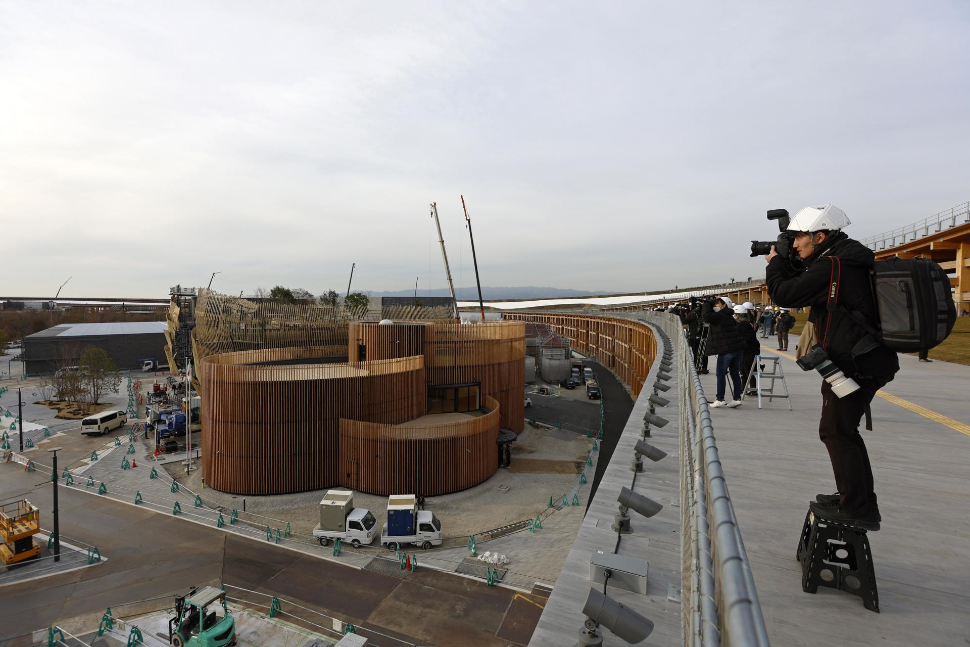 Imagen de la construcción de los pabellones de la Expo Osaka 2025. EFE/EPA/FRANCK ROBICHON