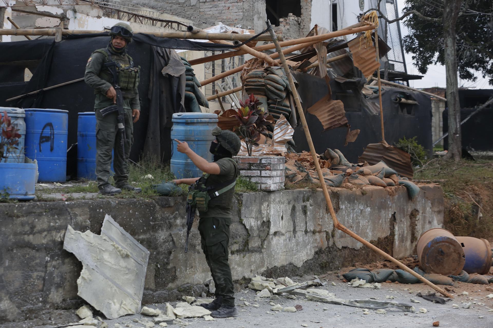 Integrantes de la policía custodian una estación de policía afectada por una explosión este jueves, en Mondomo, Cauca (Colombia). EFE/ Ernesto Guzmán
