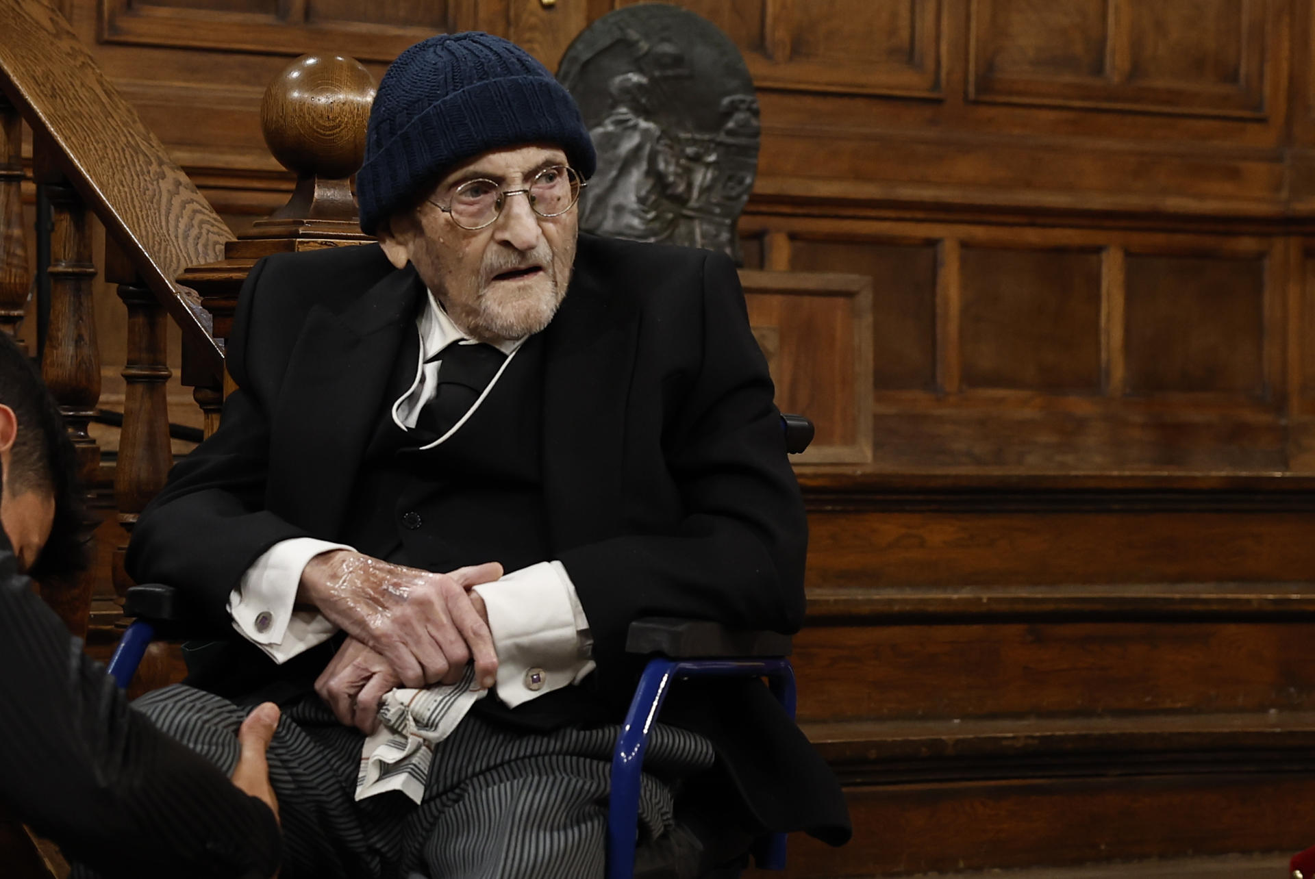 El escritor Álvaro Pombo momentos antes de recibir el Premio Cervantes 2024, este miércoles en el paraninfo universitario de Alcalá de Henares, un acto que será presidido por los reyes de España. EFE/ Ballesteros/POOL