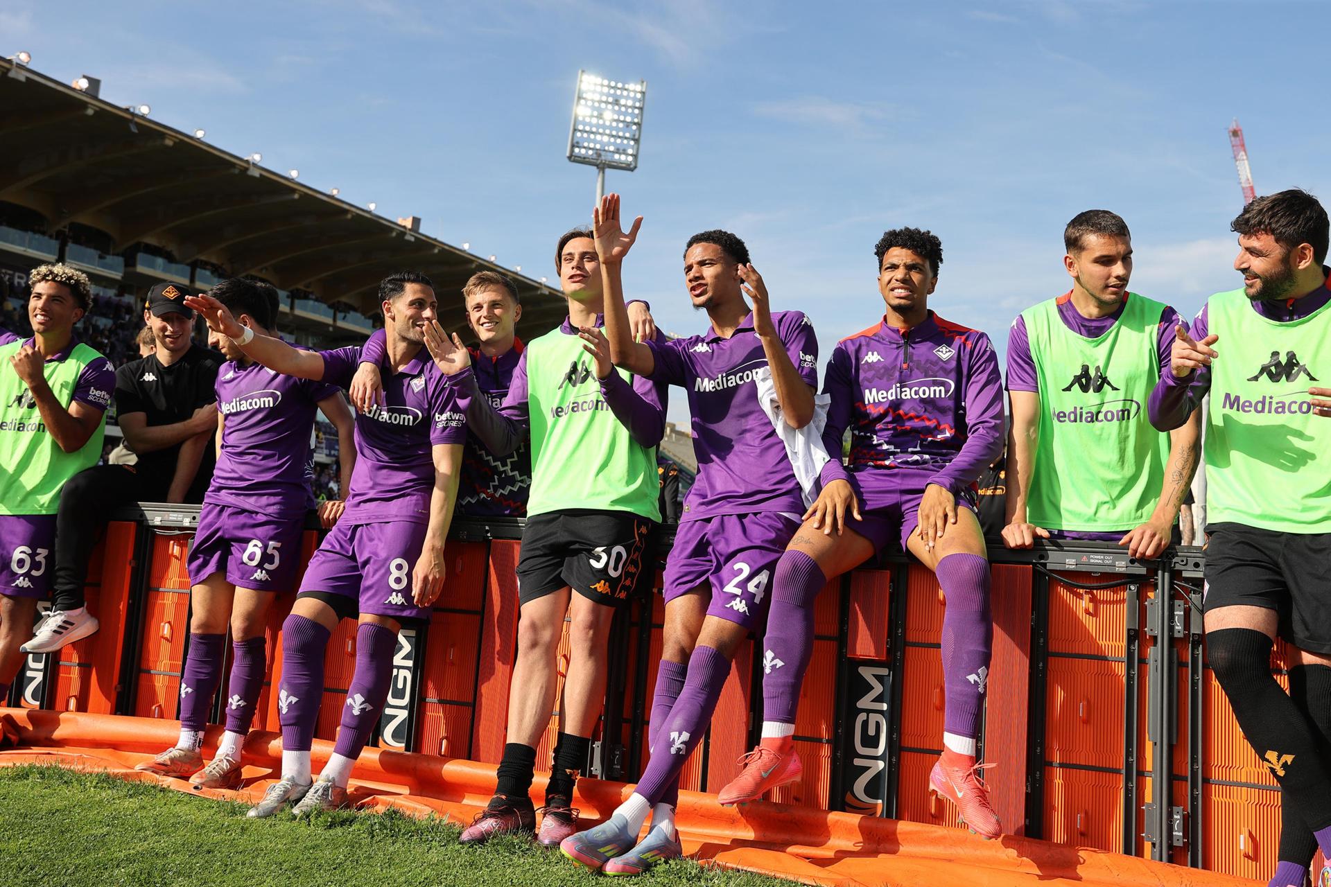 Los jugadores del Fiorentina se dirigen a sus aficonados tras el partido de la Serie A que han jugado ACF Fiorentinay Empoli, en Florencia,Italia. EFE/EPA/CLAUDIO GIOVANNINI