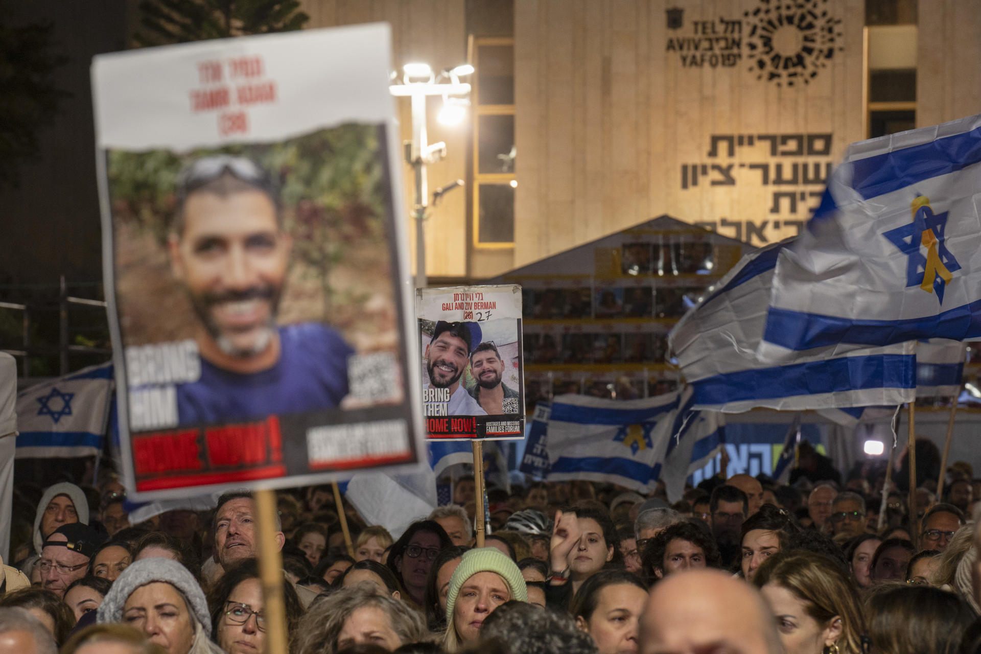 Imagen de archivo de una concentración en la plaza de los Rehenes de Tel Aviv (Israel), tras la identificación de los cuerpos de Shiri Bibas y sus dos hijos, Ariel y Kfir, así como de Oded Lifshitz EFE/ Magda Gibelli