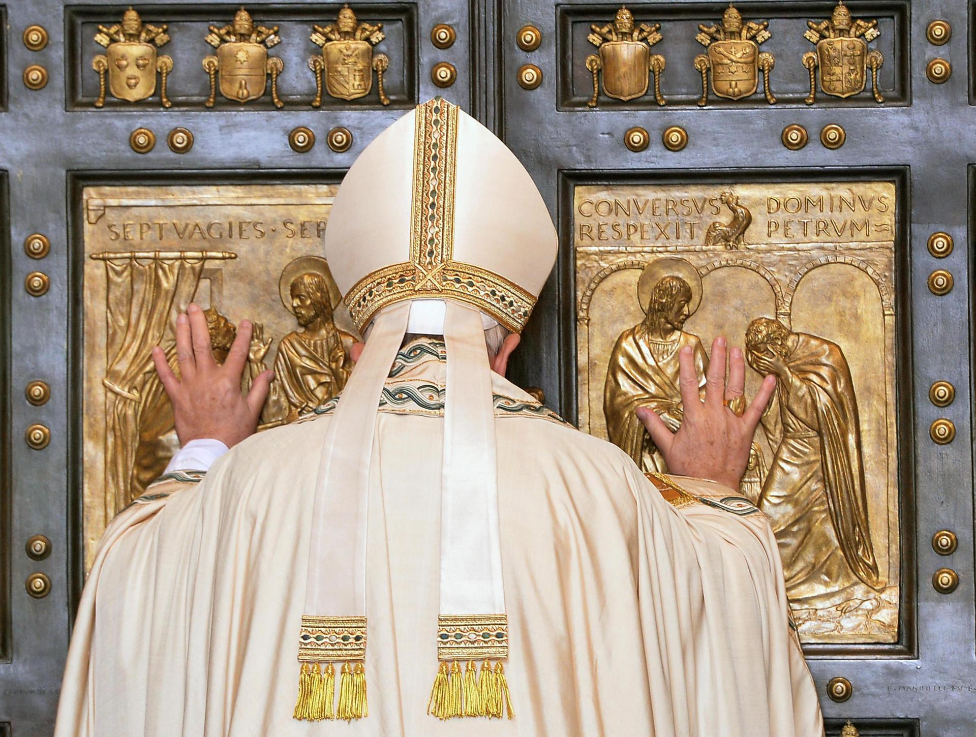 El papa Francisco abre la Puerta Santa con motivo de la inauguración del Jubileo Extraordinario de la Misericordia, en el Vaticano, el 8 de diciembre de 2015. EFE/MAURIZIO BRAMBATTI