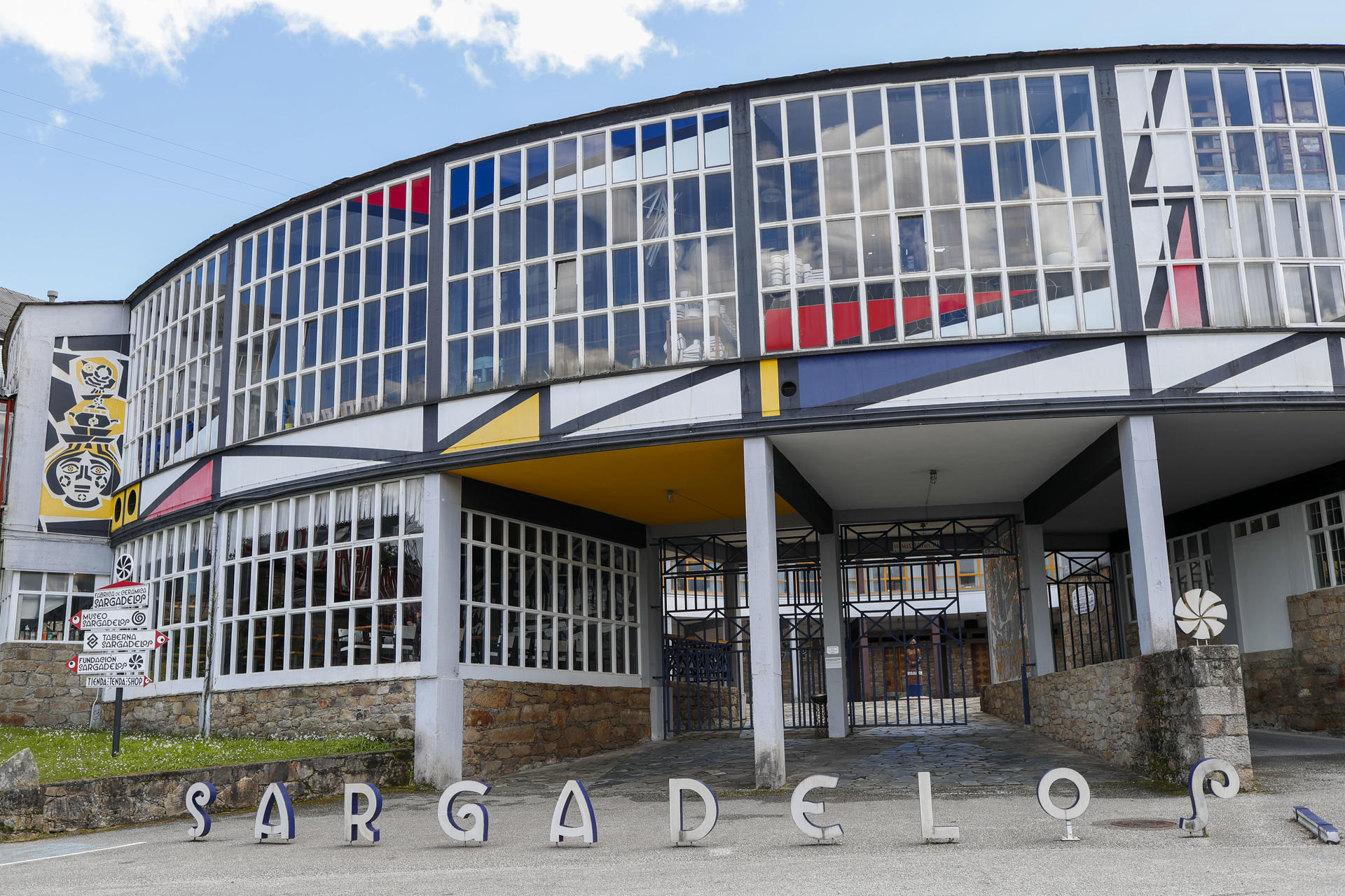 Fotografía de la entrada a la fábrica de Sargadelos este jueves, en A Mariña (Lugo). La comarca lucense de A Mariña contiene la respiración, en realidad toda Galicia lo hace después de que el administrador único de la emblemática firma de porcelana hecha a mano Sargadelos, Segismundo García, comunicase su intención de cerrar la fábrica de Cervo, con casi un centenar de trabajadores. La noticia ha caído como un jarro de agua fría en una zona que ya vive sumida en la incertidumbre como consecuencia de la situación en la que se halla la factoría que Alcoa tiene en San Cibrao, en la que trabajan más de un millar de personas de forma directa aparte de los centenares de empleos que generan las auxiliares. EFE/ Pedro Eliseo Agrelo Trigo