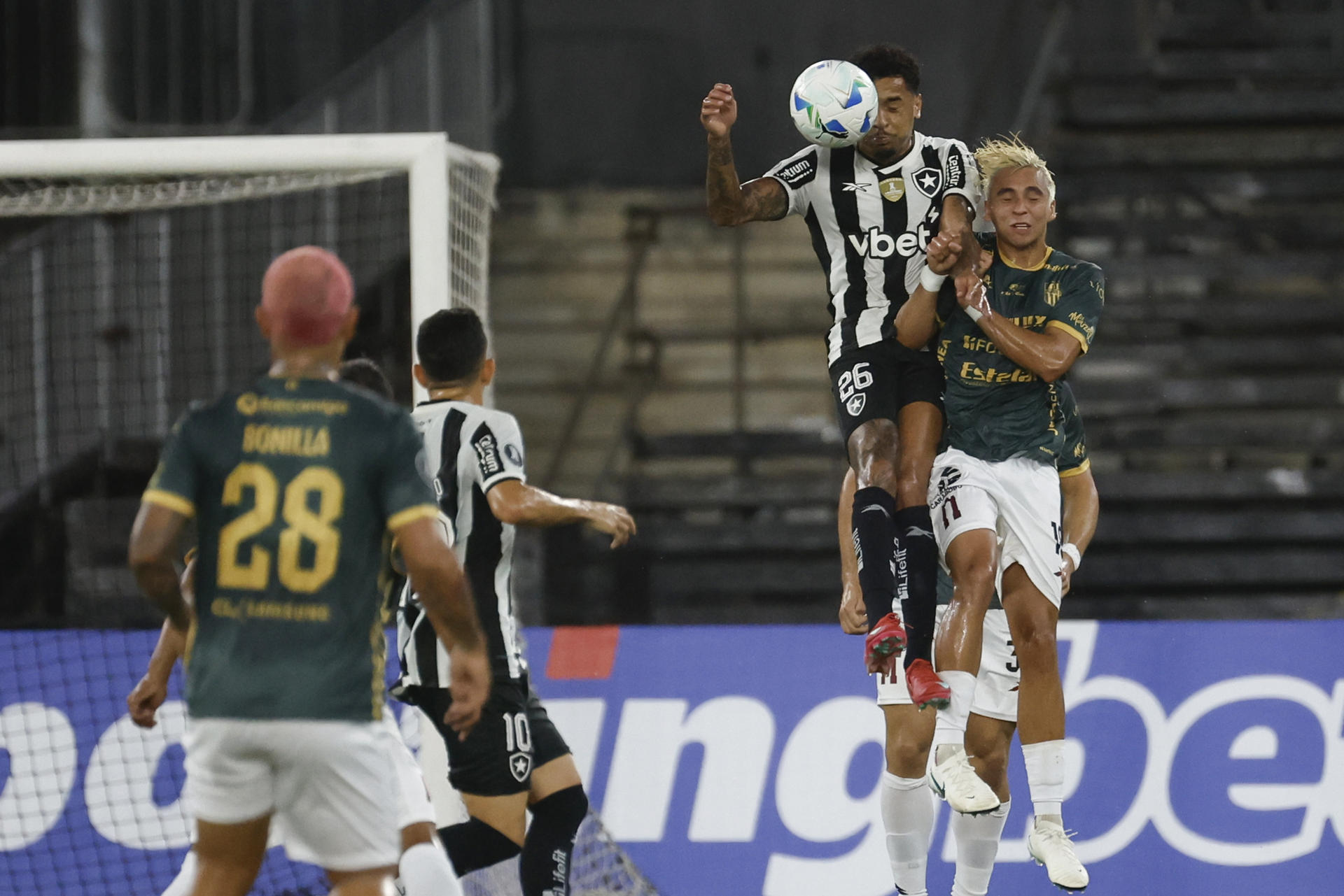 Gregore de Magalhães (c) de Botafogo cabecea un balón en un partido de la fase de grupos de la Copa Libertadores. EFE/ Antonio Lacerda