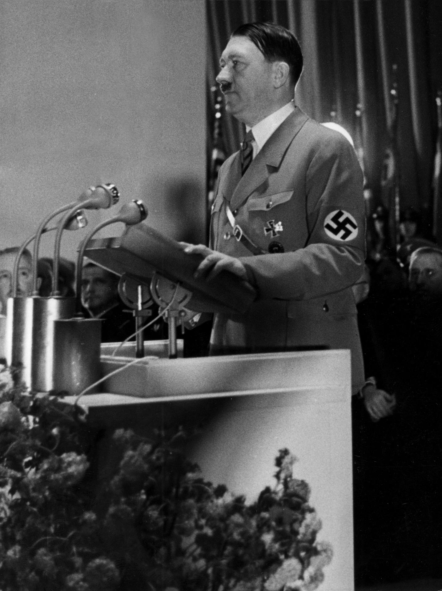 El "Führer" de Alemania, Adolf Hitler, dirige un discurso con motivo de la inauguración de la Exposición Internacional del Automóvil y la Motocicleta. EFE/ARCHIVO/
