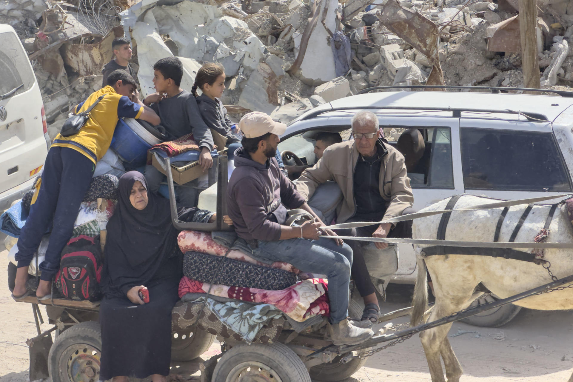 Varias personas abandonan el barrio de Shujaiya en Gaza, después de que un portavoz militar israelí anunciara el 3 de abril de 2025, nuevas órdenes de desalojo forzado contra la ciudad norteña de Gaza. EFE/ Ahmad Awad