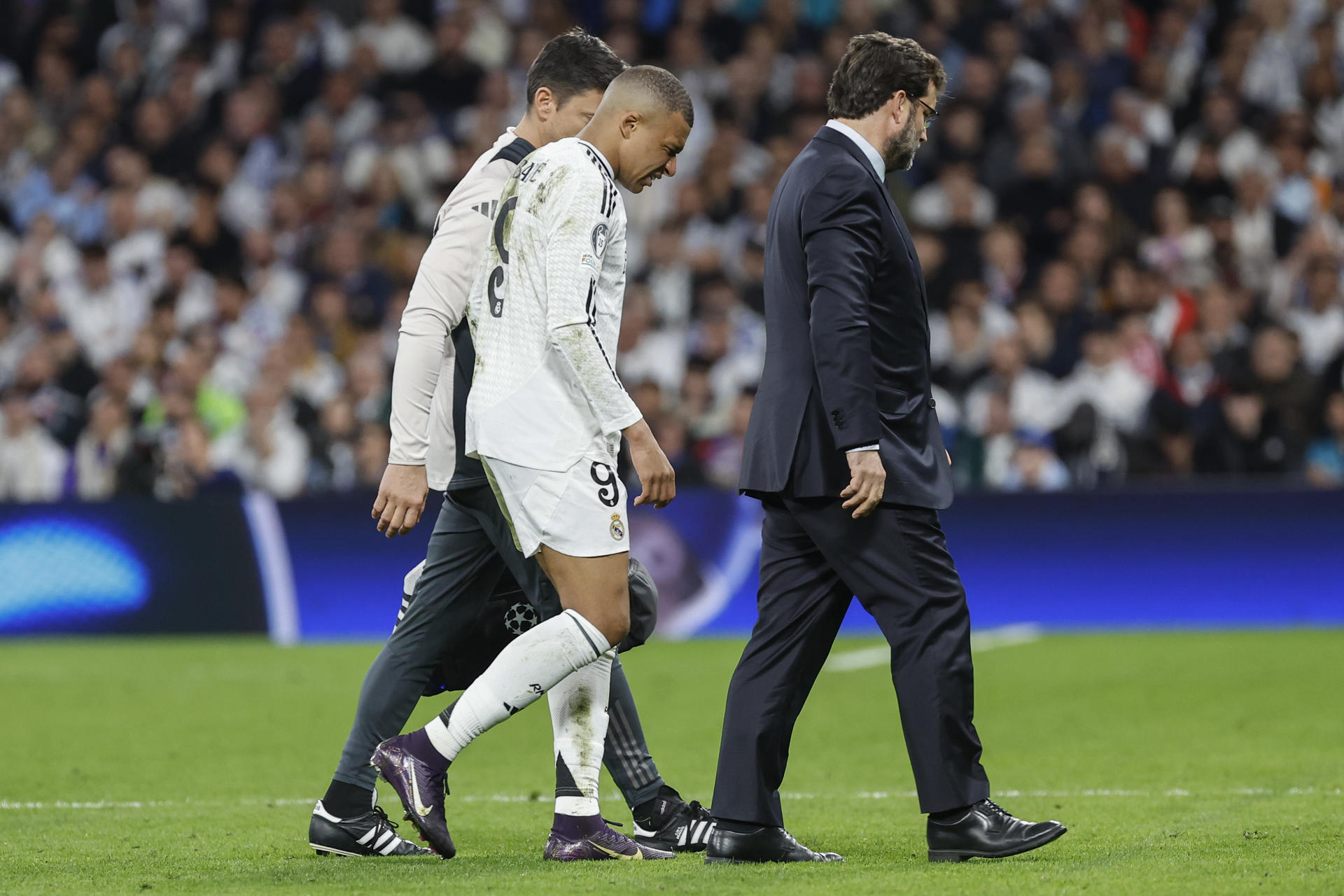 El delantero francés del Real Madrid, Kylian Mbappé, abandona el terreno de juego durante el encuentro de vuelta de cuartos de final de la Liga de Campeones que Real Madrid y Arsenal jugaron en el estadio Santiago Bernabéu. EFE/Chema Moya.