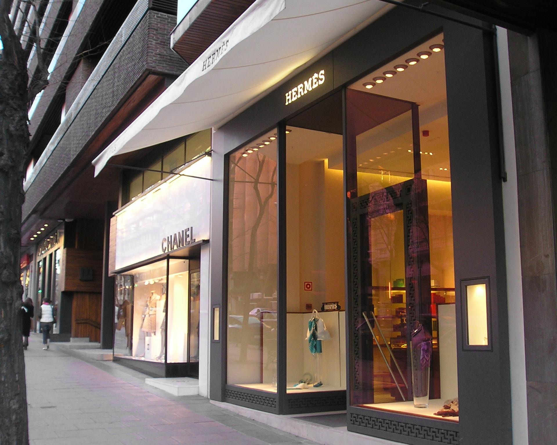 Imagen de archivo del exterior de una tienda de moda Hermés en la Milla de Oro de Madrid. EFE/ J. Benet