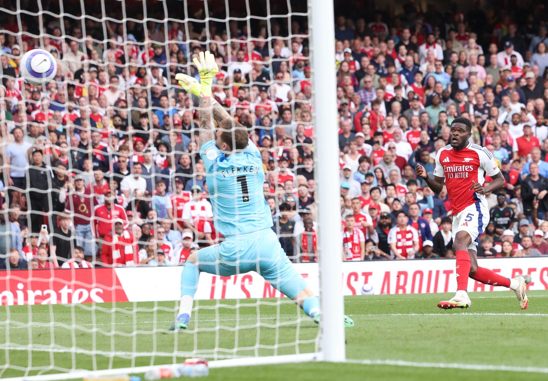 Thomas Partey marca el 1-0. EFE/EPA/NEIL HALL.