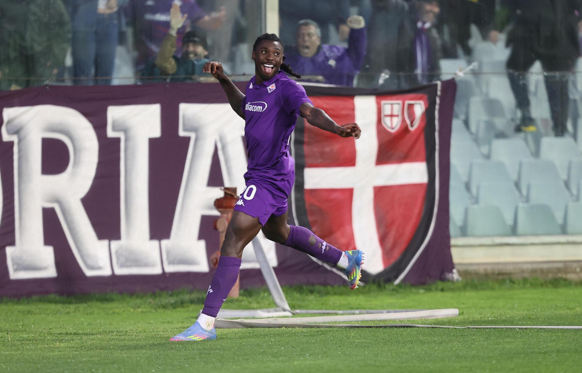 El delantero de la Fiorentina Moise Kean celebra el gol contra el Celje que les clasificó para semifinales de la Liga Europa. EFE/EPA/CLAUDIO GIOVANNINI