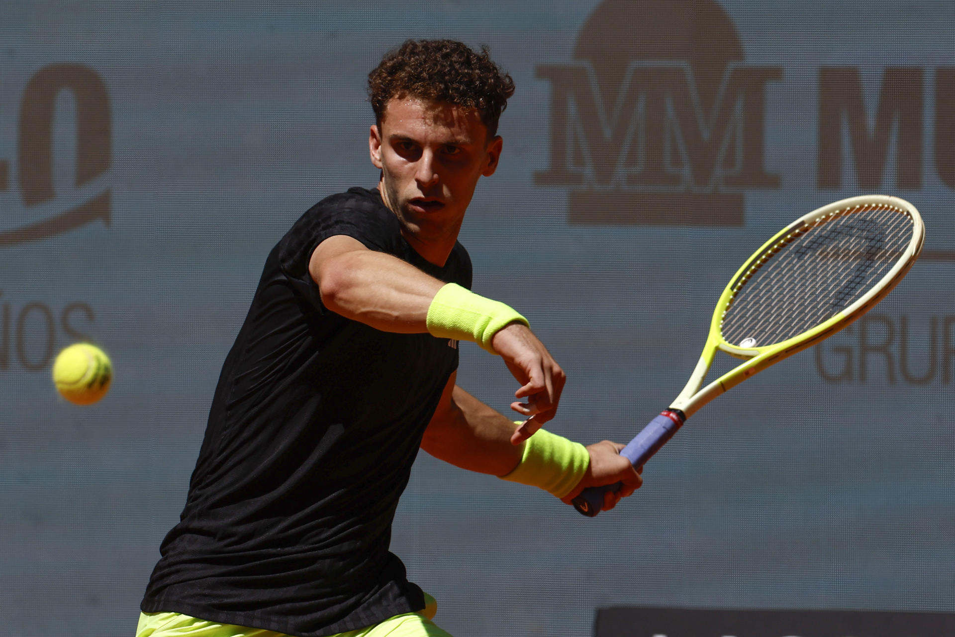 El tenista argentino Juan Manuel Cerúndolo ante el canadiense Félix Auger-Aliassime durante el partido de la ronda 64 del Mutua Madrid Open de tenis que se celebra este viernes, en la Caja Mágica, en Madrid. EFE/Chema Moya