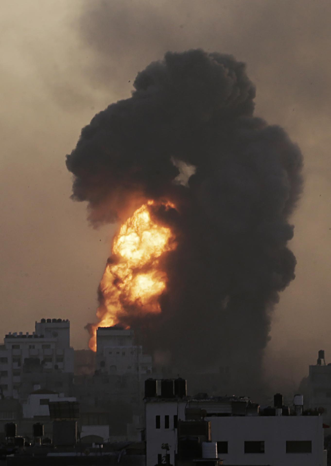 Imagen de archivo del impacto de un bombardeo israelí en Gaza. EFE/EPA/MOHAMMED SABER