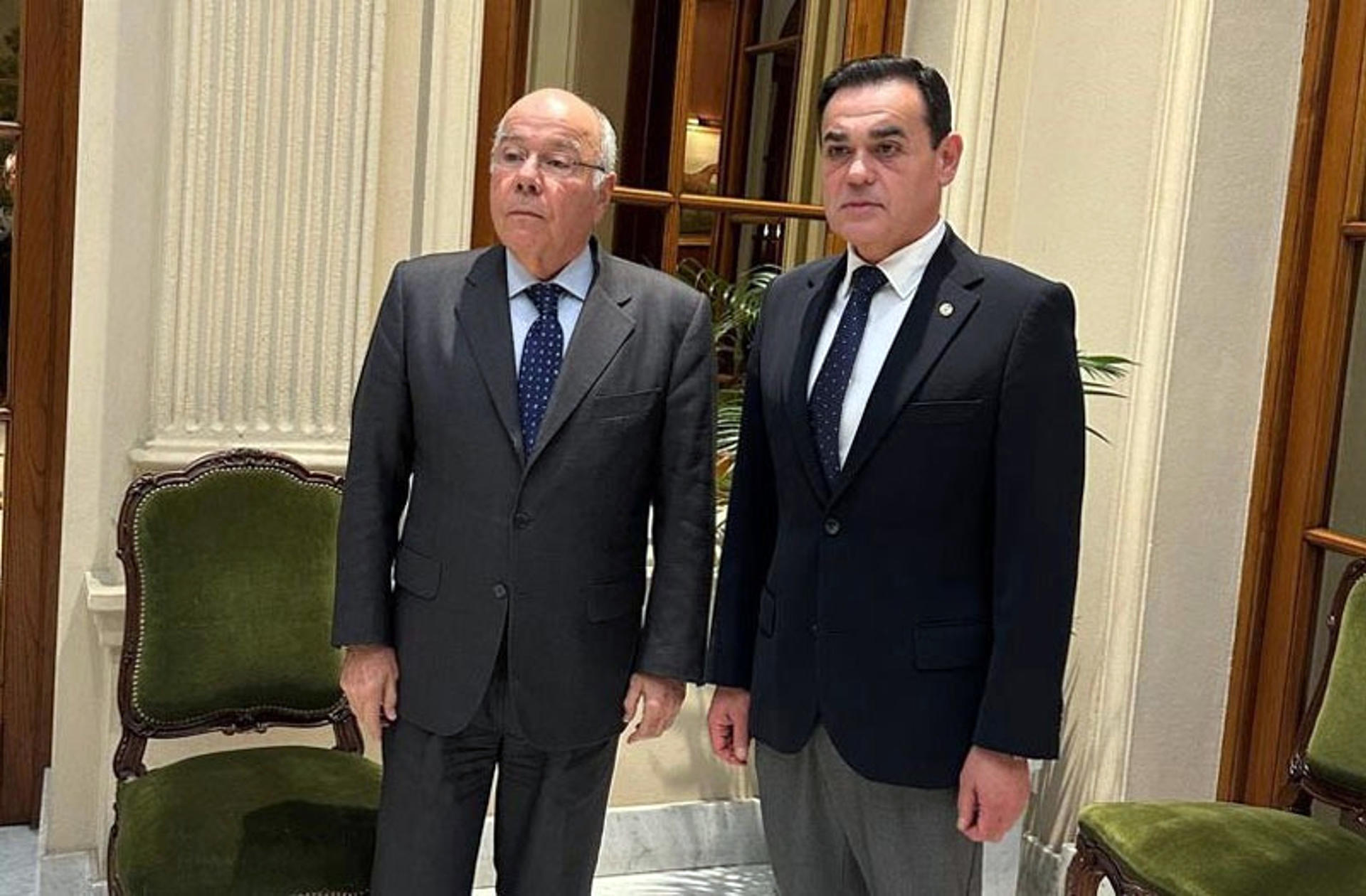 Fotografía tomada de la red social X del Ministerio de Relaciones Exteriores de Paraguay donde aparece el Ministro de Relaciones Exteriores de Paraguay, Rubén Ramírez Lezcano (d), junto a el Ministro de Relaciones Exteriores de Brasil, Mauro Vieira, durante una reunión en la ciudad de Buenos Aires (Argentina). EFE/ Red Social X Ministerio De Relaciones Exteriores De Paraguay