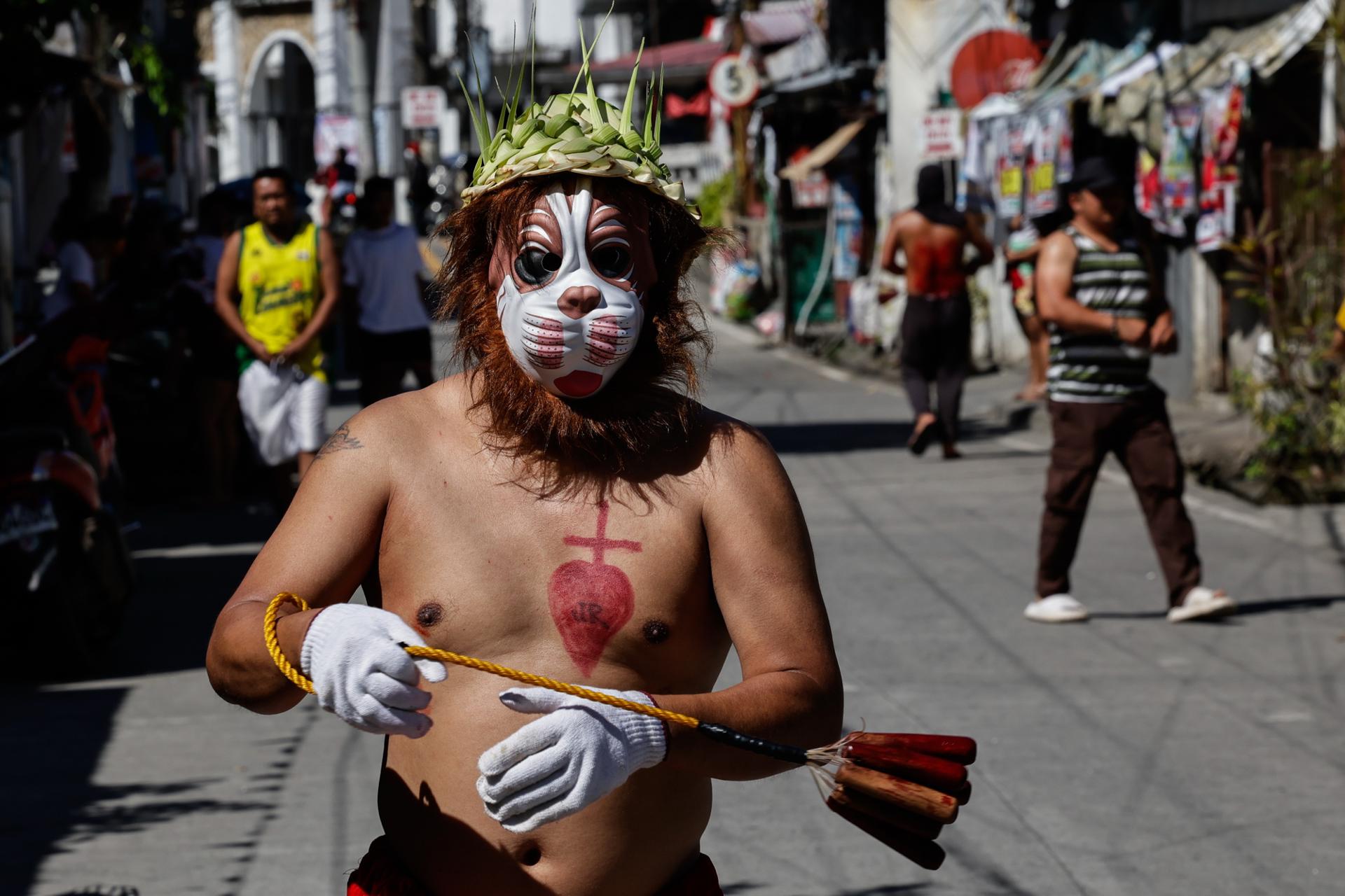 Un penitente católico lleva diversas máscaras mientras recorre las comunidades para conmemorar el Viernes Santo en el municipio de Kalayaan, provincia de Laguna, Filipinas, 18 de abril de 2025. EFE/EPA/ROLEX DELA PENA