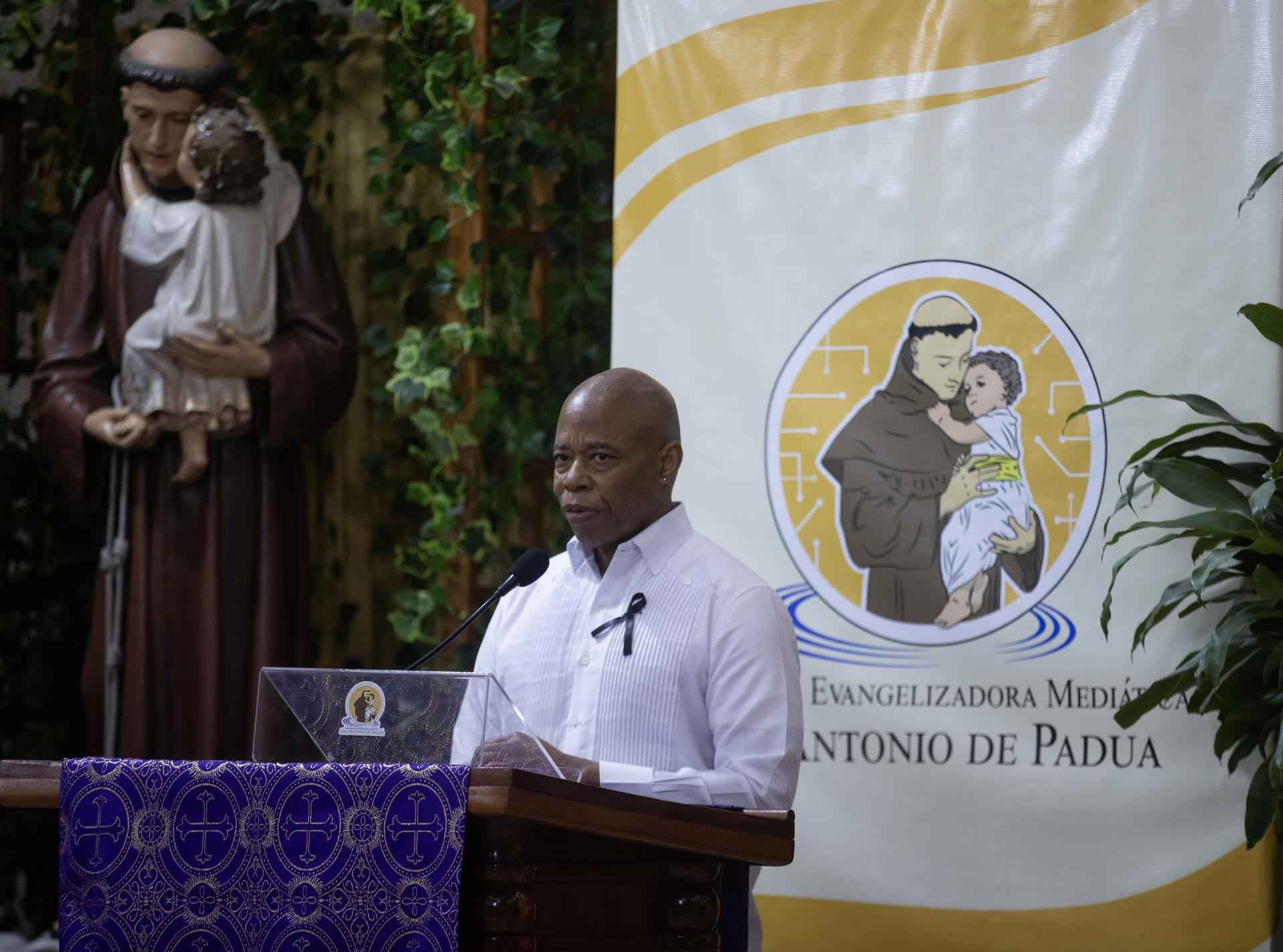 El alcalde de Nueva York, Eric Adams, asiste a una misa en homenaje a las víctimas del accidente en la discoteca Jet Set, este lunes en Santo Domingo (República Dominicana). EFE/ Orlando Barría