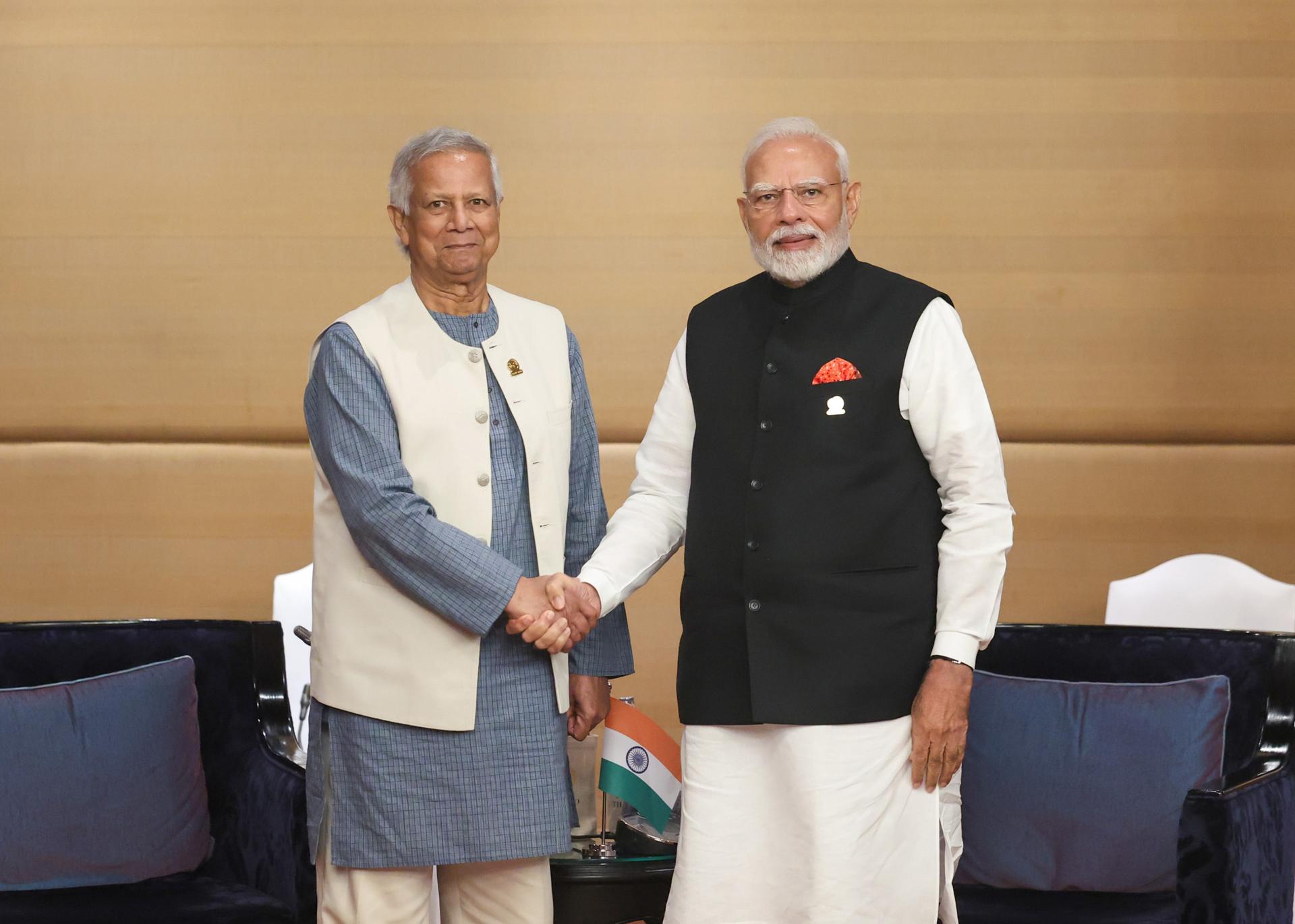 Foto distribuida por la Oficina de Información de Prensa de India (PIB) que muestra al primer ministro indio, Narendra Modi (D), y al jefe del Gobierno interino de Bangladés, el premio nobel Muhammad Yunus (I) durante una reunión al margen de la 6ª cumbre de BIMSTEC en Bangkok, el 4 de abril de 2025. EFE/EPA/OFICINA DE INFORMACIÓN DE PRENSA INDIA MATERIAL PARA USO EDITORIAL SOLAMENTE/SIN VENTAS