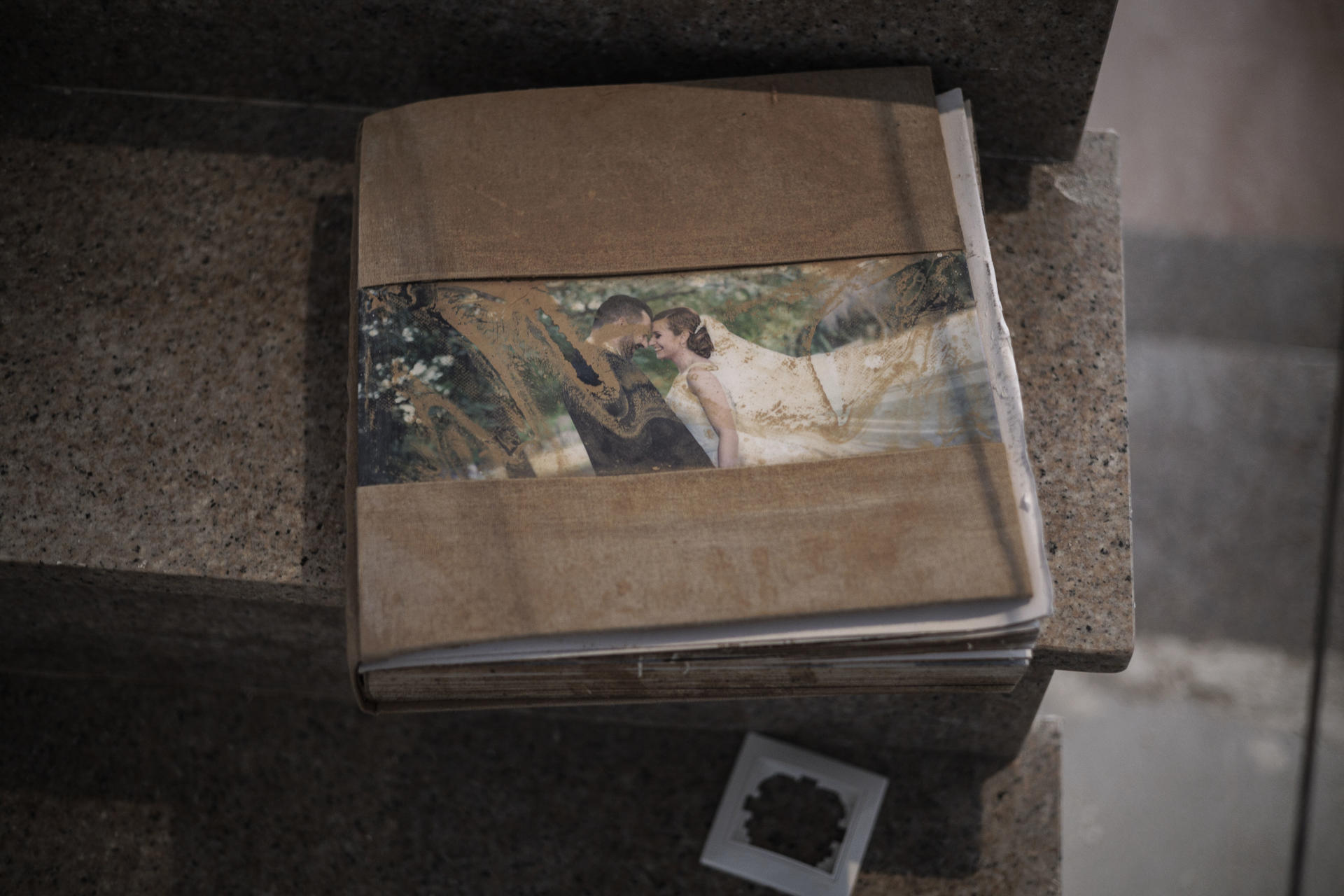 Álbum de boda de Verónica Galduf, vecina de Alfafar (Valencia) afectada por la dana del pasado 29 de octubre, cuando afrontó la peor experiencia de su vida: ver cómo una riada arrasaba su casa, su pueblo y los de alrededor. Si eso fue duro, más lo fue tener que convivir los días siguientes con la desinformación y los bulos que surgieron alrededor de esta tragedia. EFE/ Biel Aliño