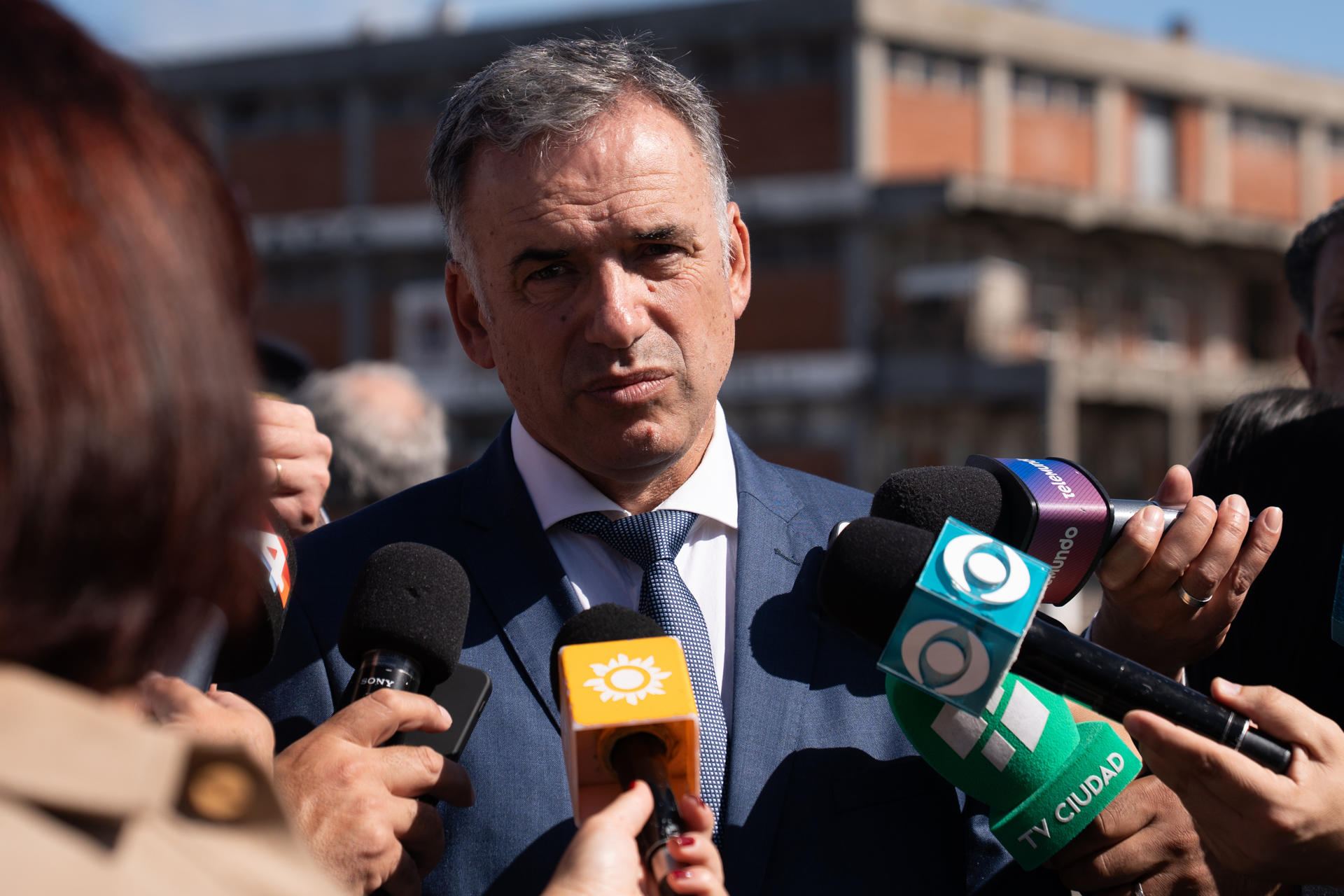 El presidente de Uruguay, Yamandú Orsi, habla con medios de comunicación este lunes, en Montevideo (Uruguay). EFE/ Sofía Torres