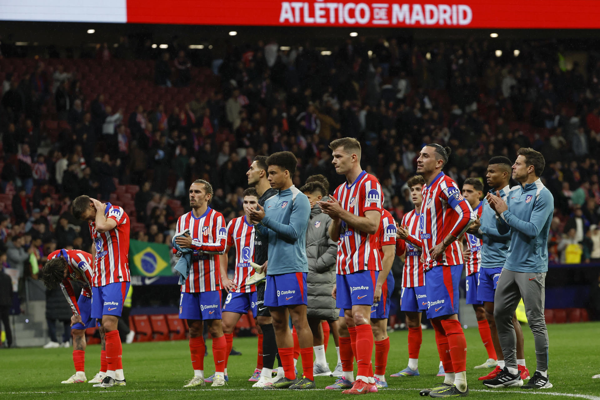 MADRID, 02/04/2025.- Los jugadores del Atlético de Madrid a la finalización del encuentro correspondiente a la vuelta de las semifinales de la Copa del Rey que han disputado hoy miércoles Atlético de Madrid y FC Barcelona en el estadio Metropolitano, en Madrid. EFE / Chema Moya.