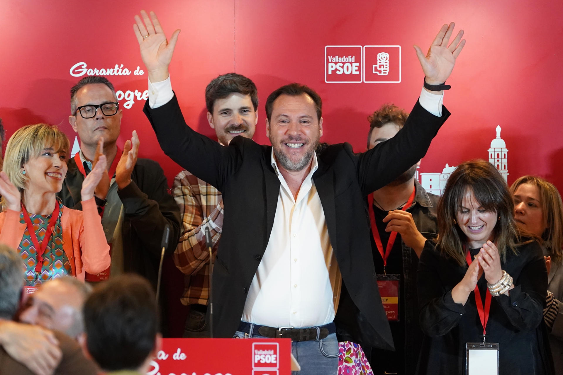 El ministro de Transportes y Movilidad Sostenible, Óscar Puente (c), tras ser ratificado este sábado como secretario provincial del PSOE. EFE/Nacho Gallego