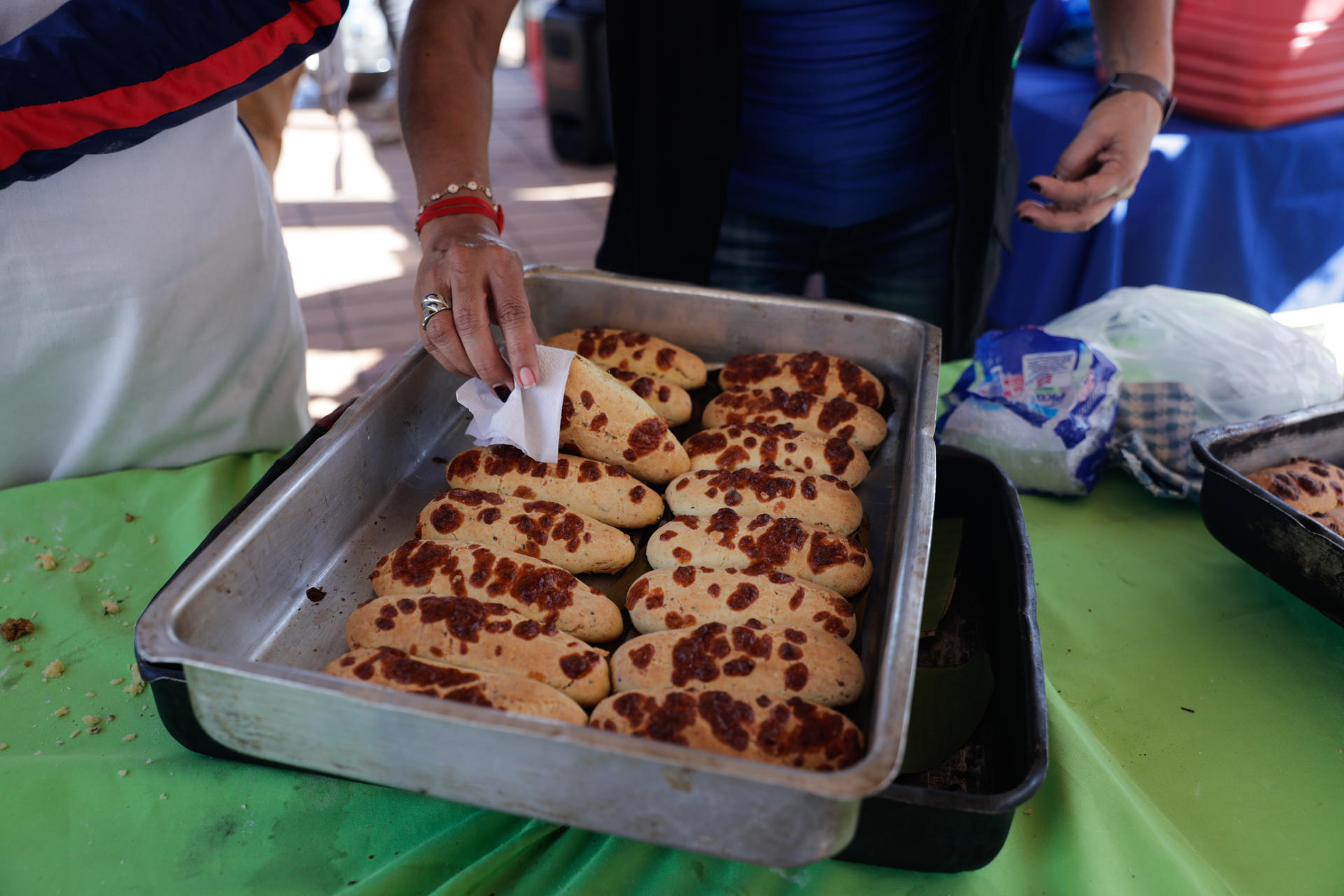 Fotografía de una bandeja con 'chipas', un pan típico paraguayo, este martes durante la celebración del 'Chipa Apo', en el barrio Punta Karapá de Asunción (Paraguay). EFE/ Juan Pablo Pino