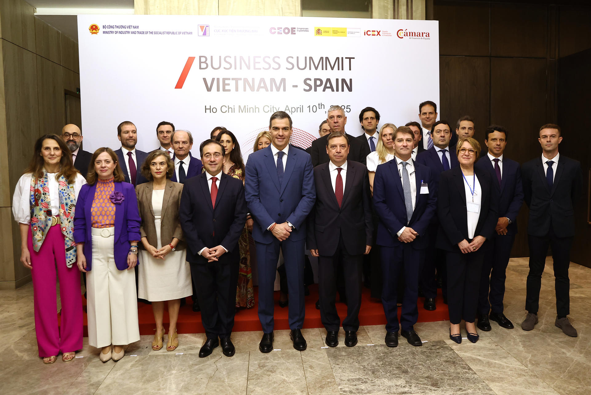 HO CHI MINH (VIETNAM), 10/04/2025.- El presidente del Gobierno español, Pedro Sánchez (c), acompañado por los ministros de Agricultura, Pesca y Alimentación, Luis Planas (c-d); y de Asuntos Exteriores, José Manuel Albares (c-i), posa para una foto de familia durante su asistencia este jueves a un foro empresarial hispano-vietnamita organizado con motivo de su visita a Ho Chi Minh (Vietnam) en el marco de una gira asiática que le llevará esta misma jornada a Pekín. EFE/ Fernando Calvo/pool Moncloa SOLO USO EDITORIAL/SOLO DISPONIBLE PARA ILUSTRAR LA NOTICIA QUE ACOMPAÑA (CRÉDITO OBLIGATORIO)
