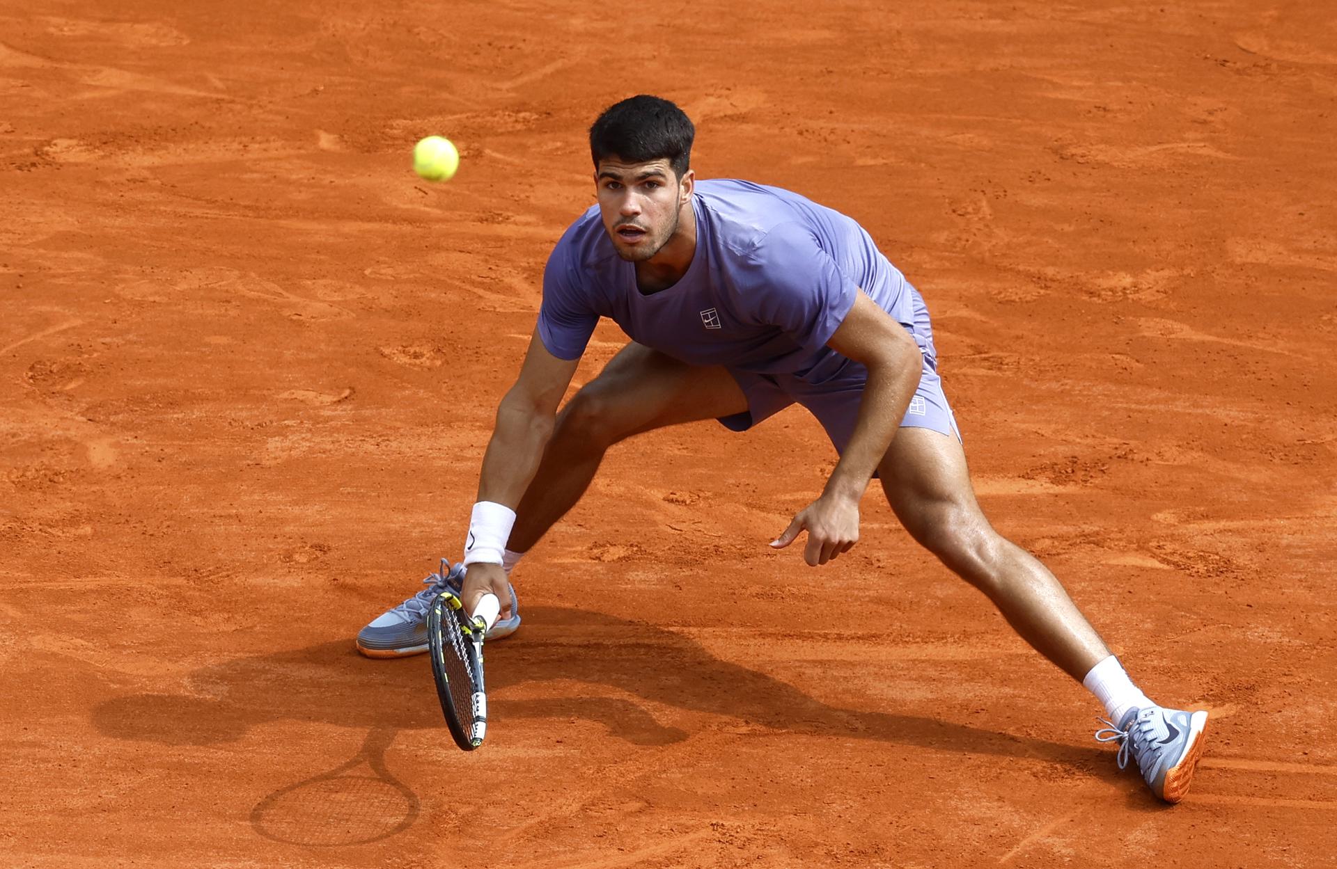 El español Carlos Alcaraz en acción durante su partido de cuartos de final contra Arthur Fils de Francia en el torneo de tenis ATP Monte Carlo Masters en Roquebrune Cap Martin, Francia.-EFE/ Sebastien Nogier