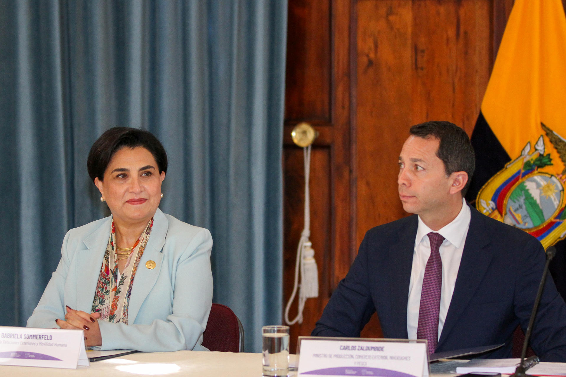 La ministra de Relaciones Exteriores, Gabriela Sommerfeld (i), acompañada del ministro de Producción, Comercio Exterior, Inversiones y Pesca, Carlos Zaldumbide, participan en una rueda de prensa este viernes en Quito (Ecuador). EFE/José Jácome