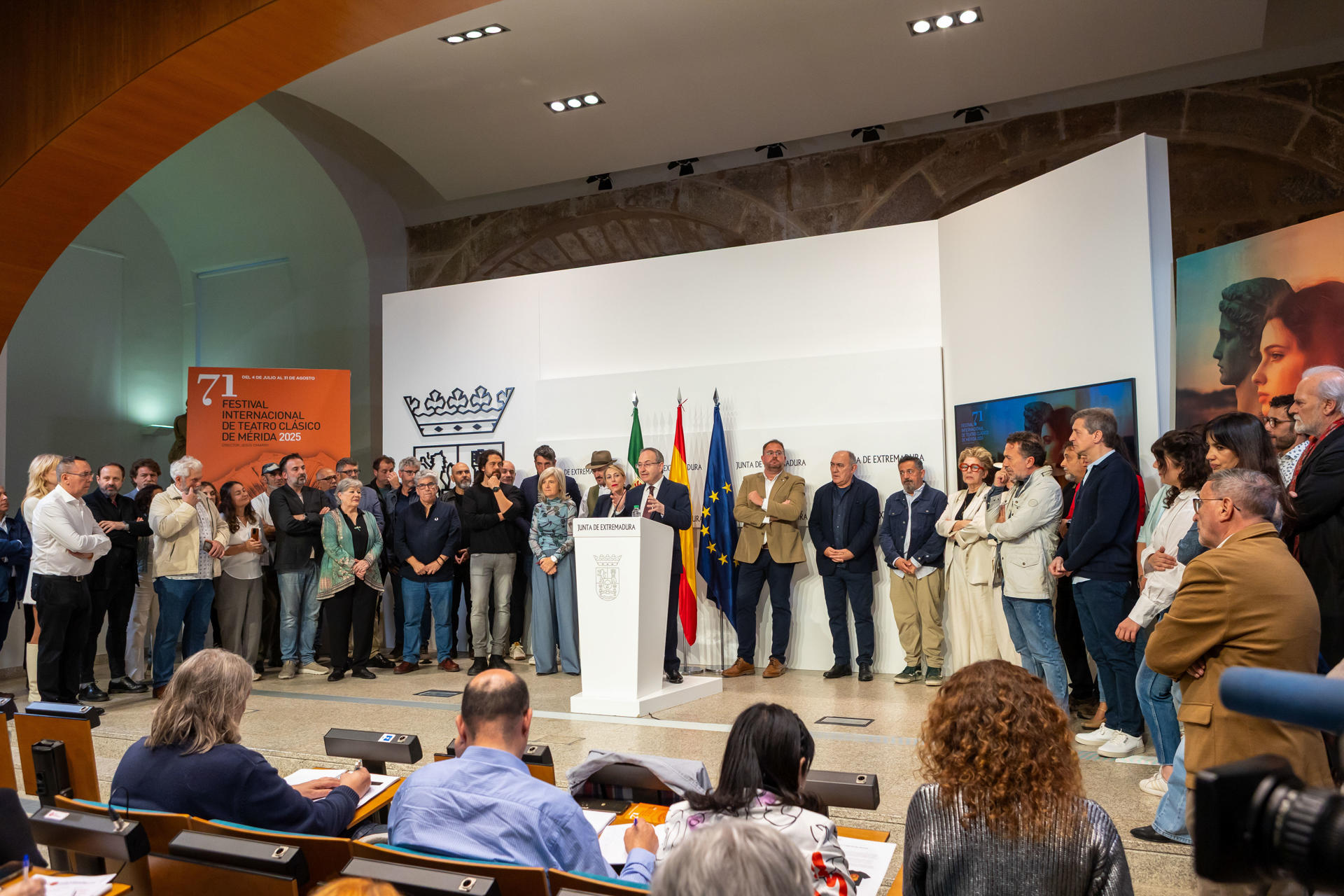 El director del Festival Internacional de Teatro Clásico de Mérida, Jesús Cimarro, junto a la presidenta de la Junta de Extremadura, María Guardiola (c-i), comparecen en rueda de prensa para presentar la programación de la 71ª edición del Festival Internacional de Teatro Clásico de Mérida. EFE/ Jero Morales