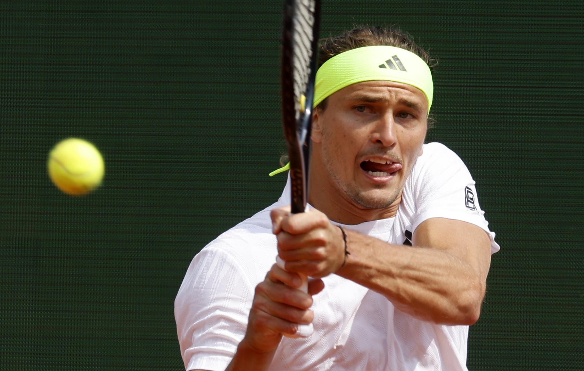 El jugador almán Alexander Zverev en acción ante el italiano Matteo Berrettini en Montecarlo. EFE/EPA/SEBASTIEN NOGIER