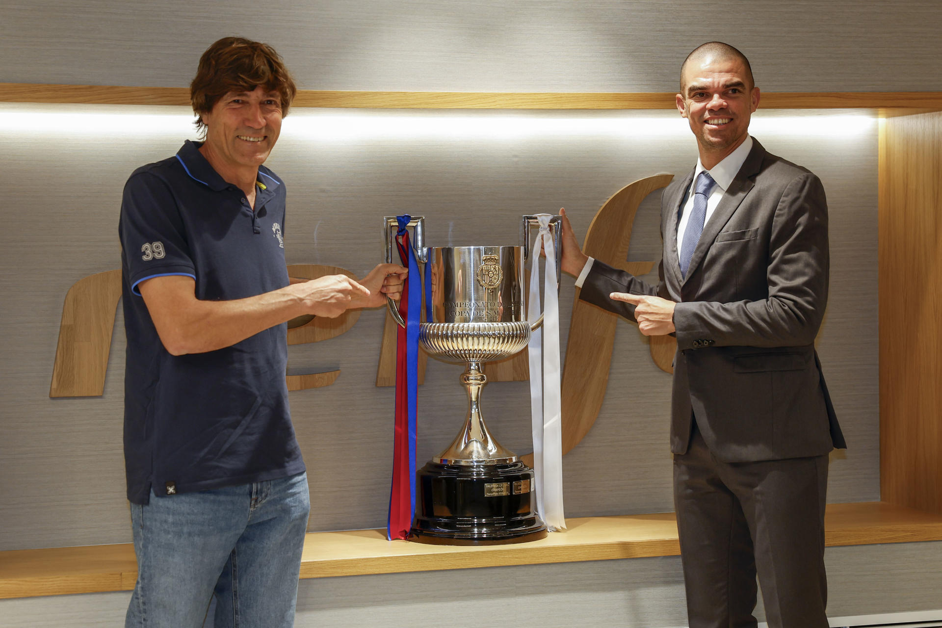Vista de la salida de la Copa del Rey hacia Sevilla, con los  embajadores de la Copa, Julio Salinas (i) (exjugador del Barcelona) y Pepe (exjugador del Real Madrid), este miércoles en Madrid.-  EFE/ JJ Guillén