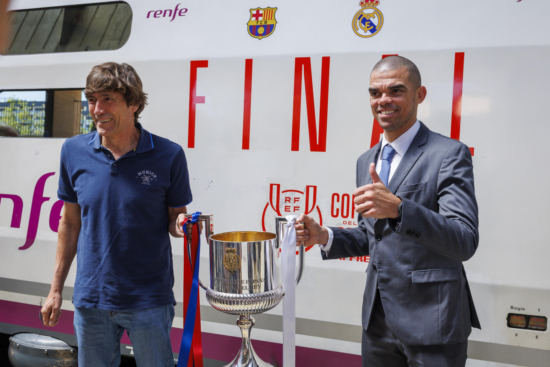 -El exdelantero barcelonista Julio Salinas(i) y el lusobrasileño Képler de Lima 'Pepe', mítico excentral madridista, con el trofeo de la Copa del Rey 2025. EFE/ Julio Muñoz