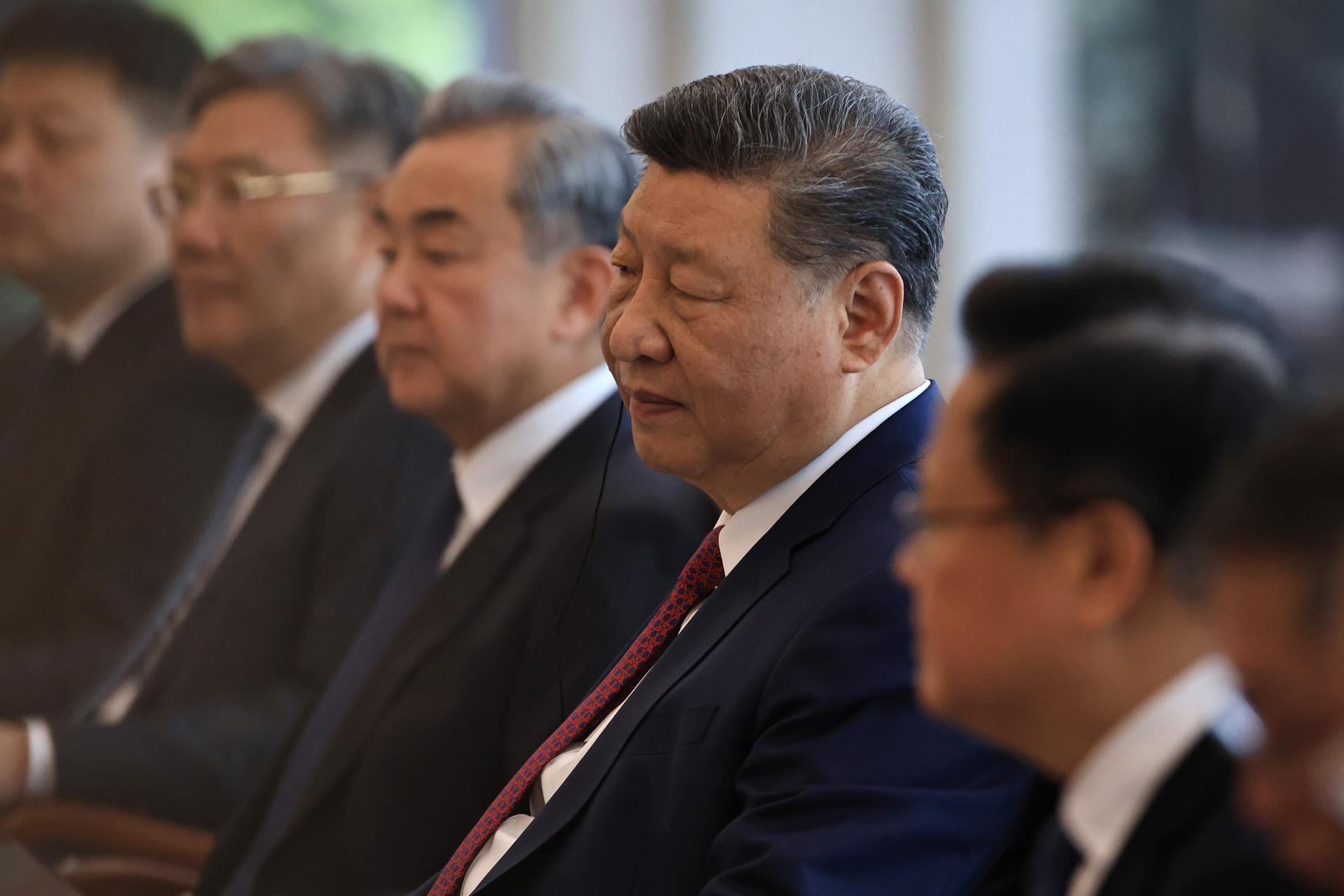 Pekín(China), 11/04/2025.- El presidente chino, Xi Jinping, durante su reunión con el presidente del Gobierno español, Pedro Sánchez, celebrada en las instalaciones protocolarias de Diaoyutai en Pekín (China). EFE/EPA/ANDRES MARTINEZ CASARES / POOL