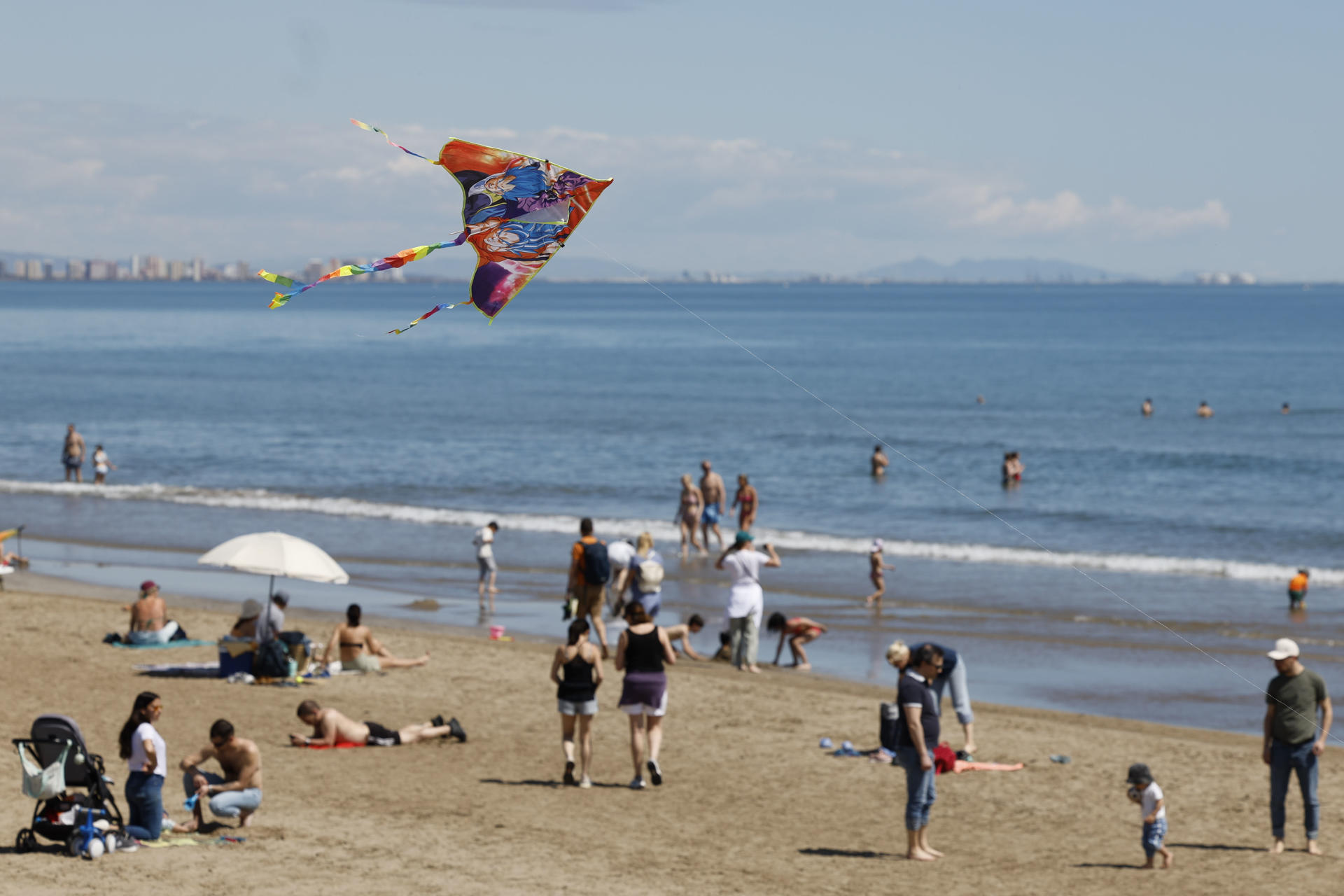 Aspecto de la playa de las Arenas en Valencia este lunes. EFE/ Ana Escobar