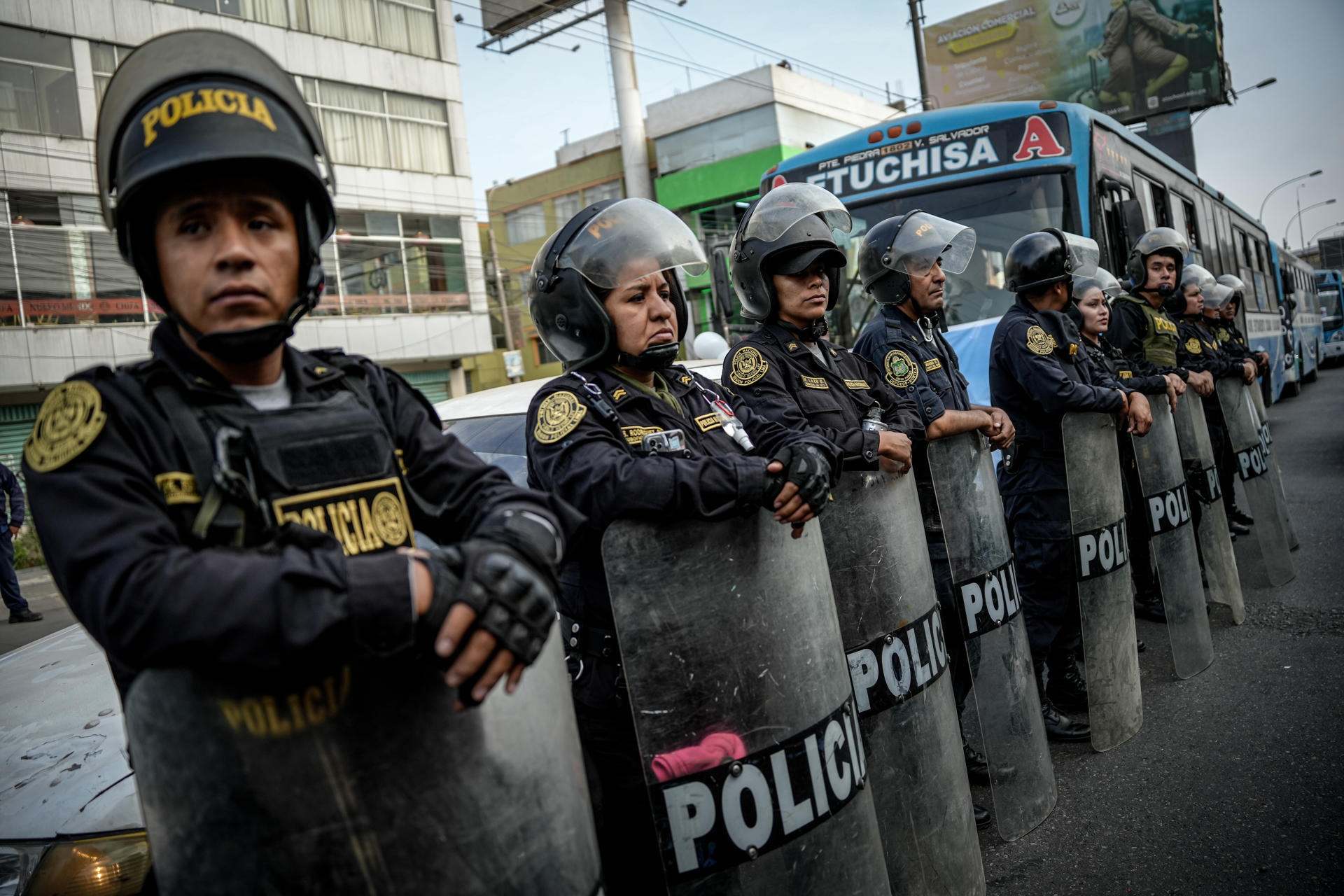 Integrantes de la Policía custodian durante una manifestación de transportistas en Lima (Perú), en una fotografía de archivo. EFE/ John Reyes Mejia