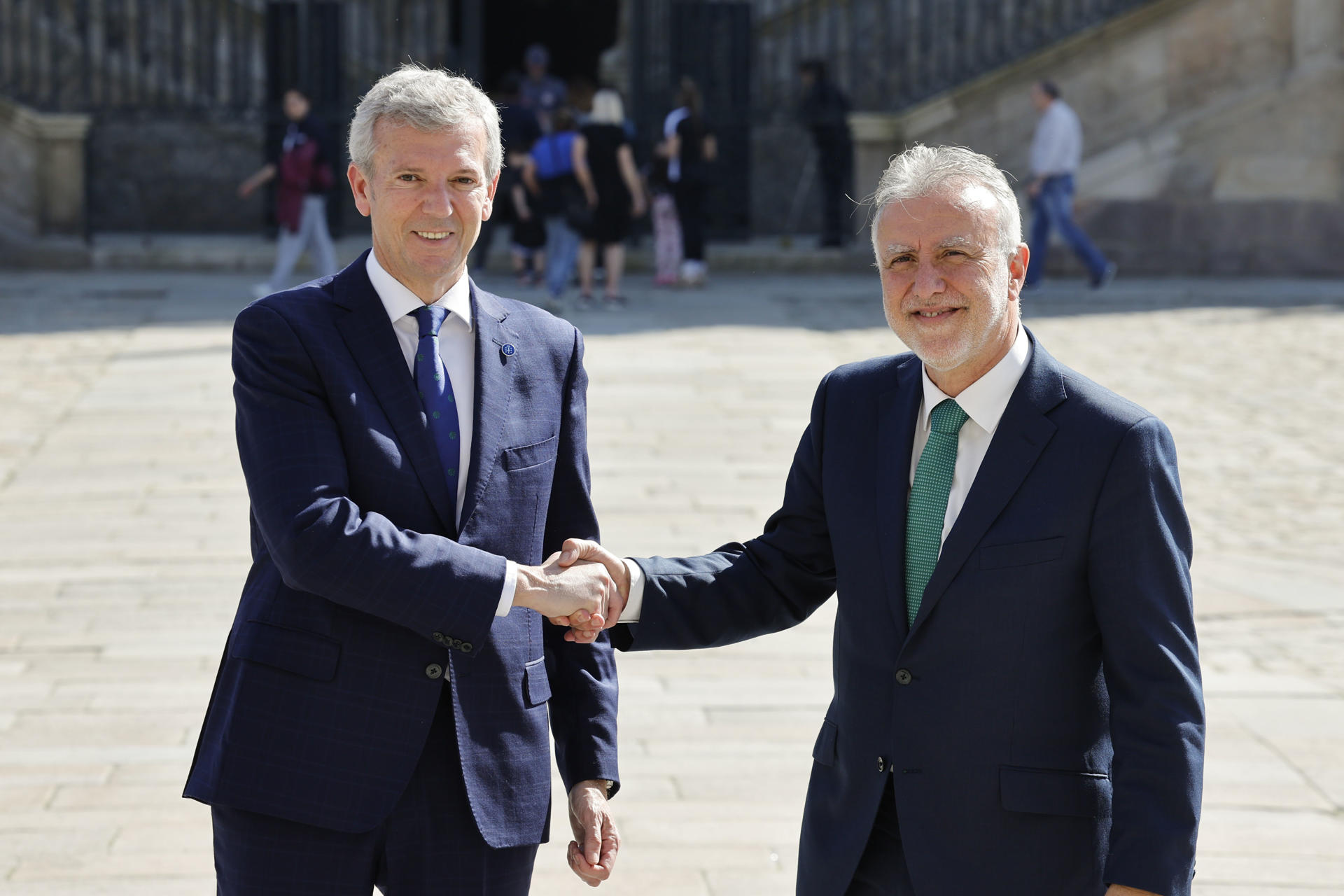El ministro de Política Territorial y Memoria Democrática, Ángel Víctor Torres, junto al presidente gallego Alfonso Rueda, antes de la 44º Comisión Mixta de Transferencias Estado-Galicia, para el traspaso de las competencias en ordenación y gestión del litoral a la Comunidad Autónoma gallega, este miércoles en Santiago de Compostela. EFE/Lavandeira jr
