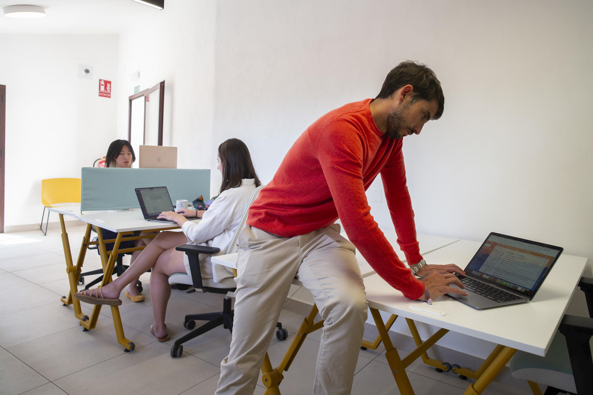 Fotografía de archivo, tomada el 12.05.2024, que muestra a nómadas digitales en una locación cerca de Málaga, España. EFE/Jorge Zapata