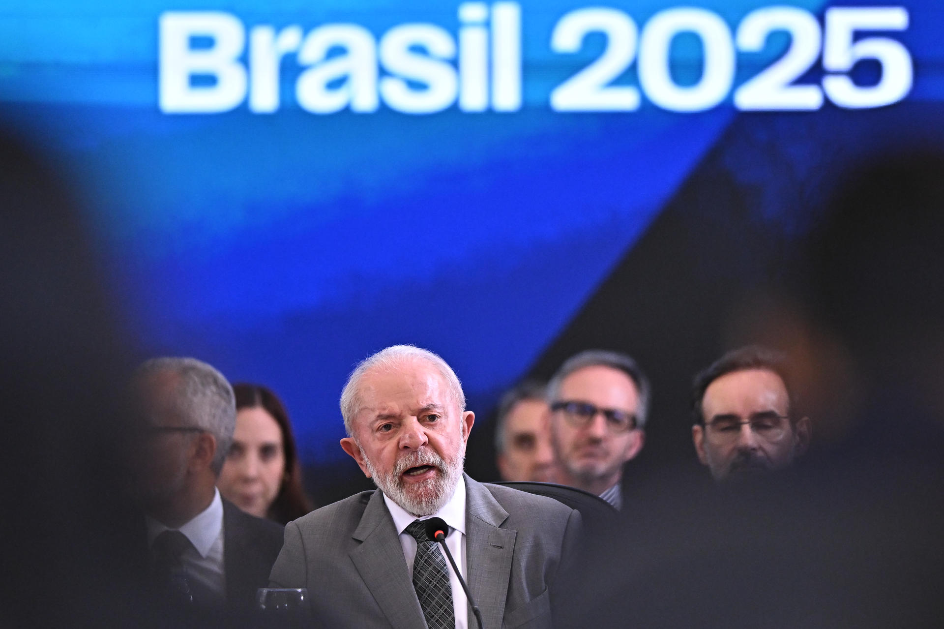 Fotografía de archivo en donde se ve al presidente de Brasil, Luiz Inácio Lula da Silva, mientras habla en la apertura de la primera reunión de sherpas (jefes negociadores) de la presidencia brasileña de los BRICS, en el Palacio del Itamaraty en Brasilia (Brasil). EFE/Andre Borges