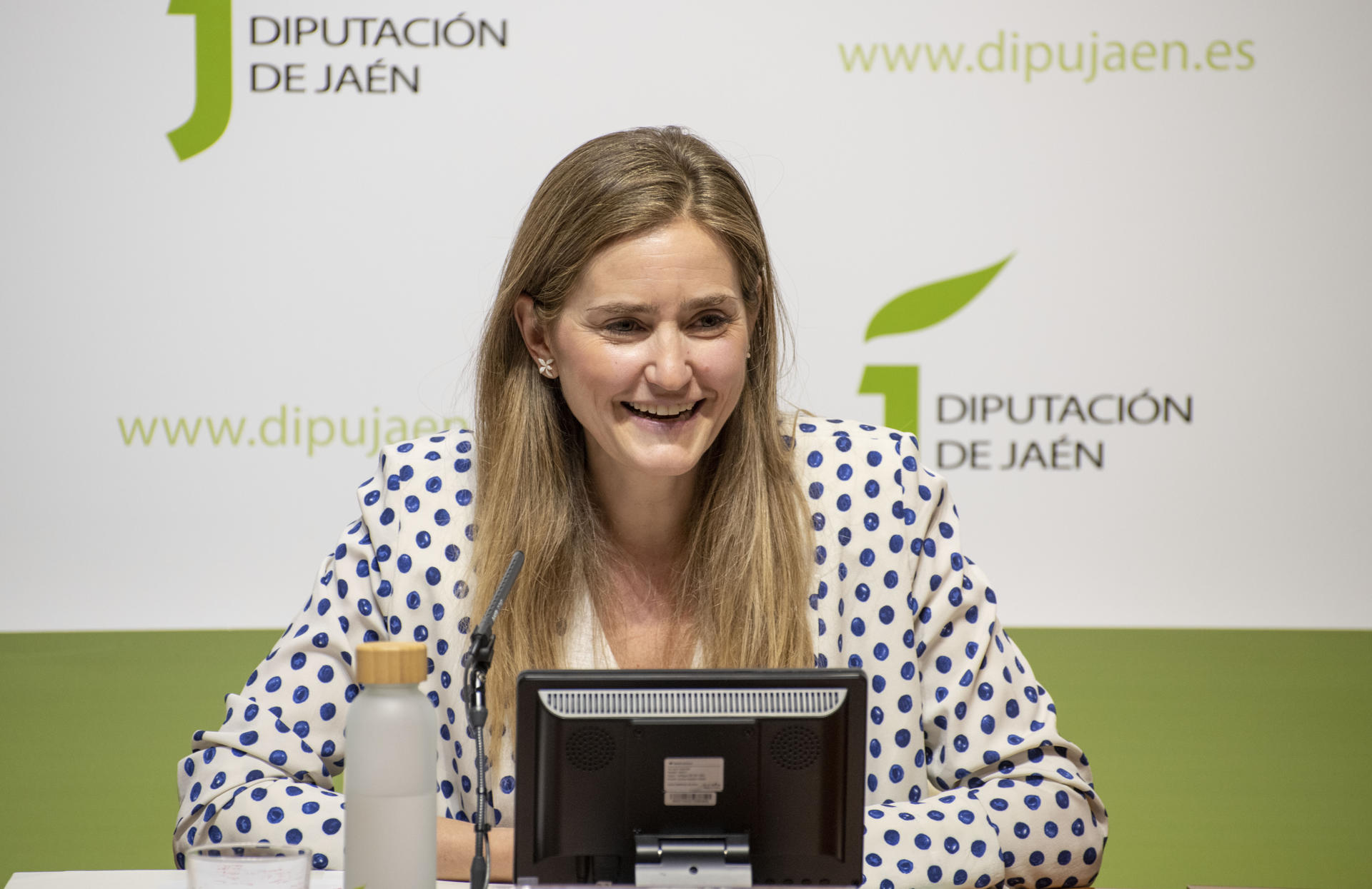 La vicepresidenta tercera y ministra para la Transición Ecológica, Sara Aagesen, durante la presentación este lunes del plan urgente de infraestructuras hidráulicas para la provincia de Jaén. EFE/José Manuel Pedrosa
