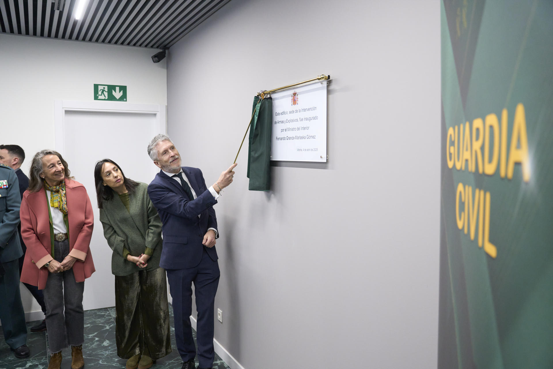 El ministro del Interior, Fernando Grande-Marlaska, la directora de la Guardia Civil, Mercedes González (c), y la delegada del Gobierno en Euskadi, Marisol Garmendia, este viernes durante la inauguración las nuevas instalaciones de la intervención de armas y explosivos del Instituto armado en Vitoria. EFE/ Adrian Ruiz Hierro